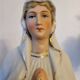 Statuette religieuse de la Vierge Marie en biscuit de porcelaine