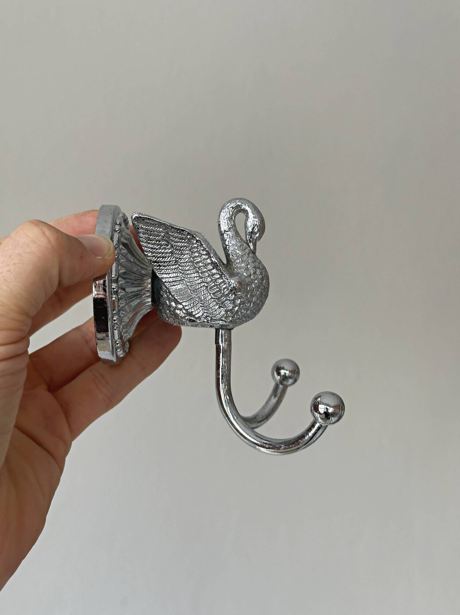 Pair of metal swan wall hooks