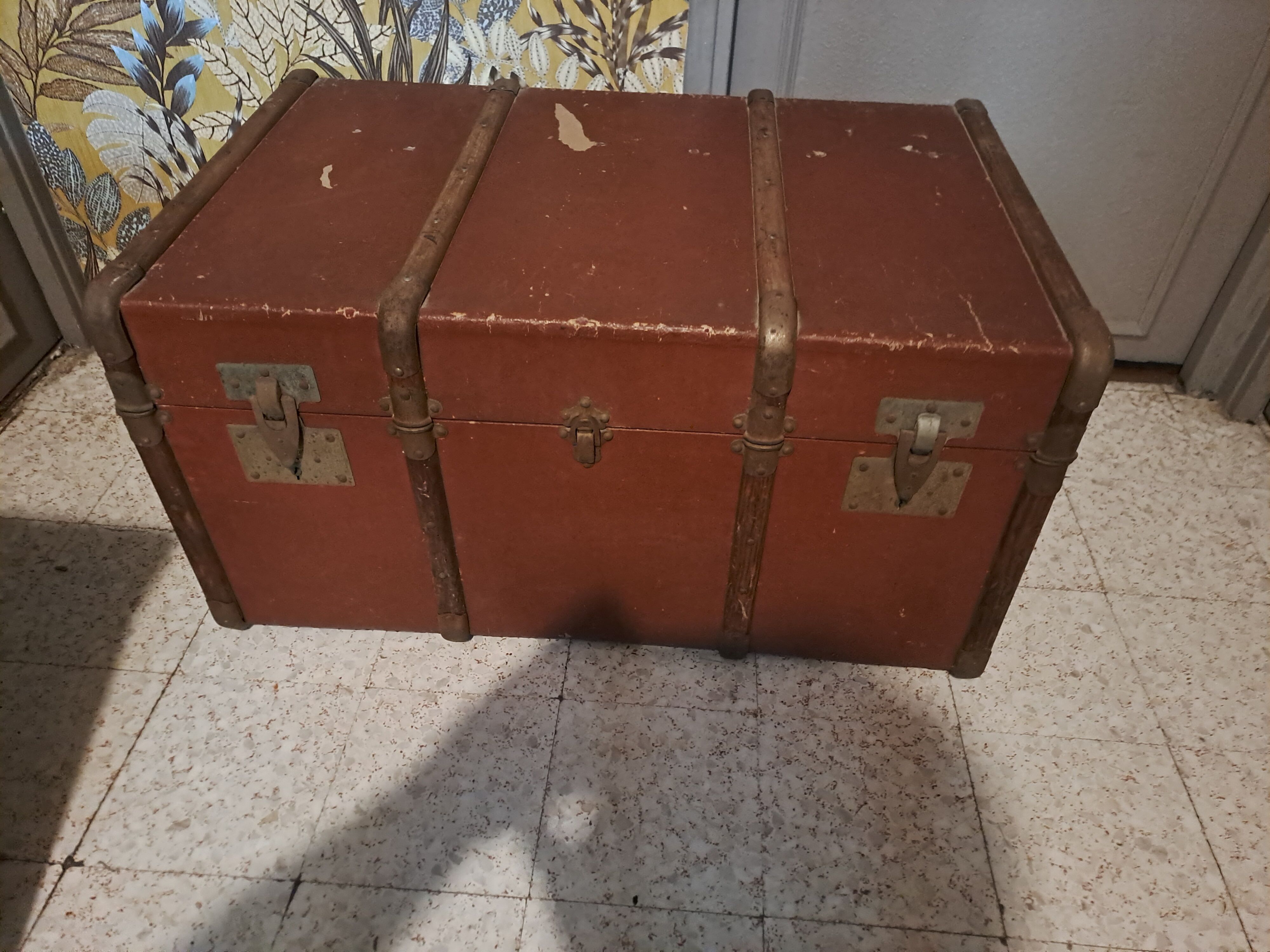 Vintage vintage old travel trunk dating from the 1920s/1940s