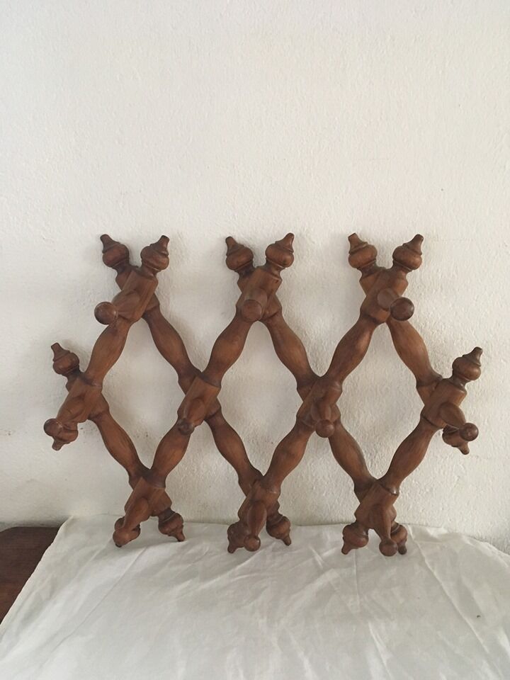 Stretchy wooden wall hanger with ten hooks