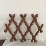 Stretchy wooden wall hanger with ten hooks