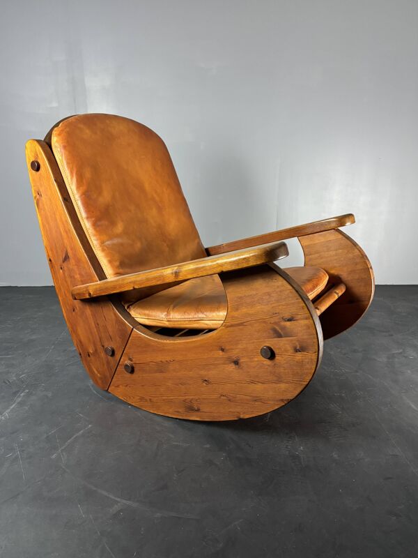 Fauteuil à bascule brutaliste en pin avec assise en cuir par Wasa 1984