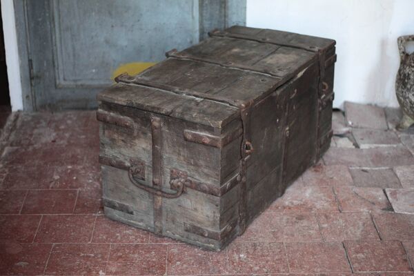 Ancien coffre bois avec ferrures, coffre de corsaire, coffre de rangement