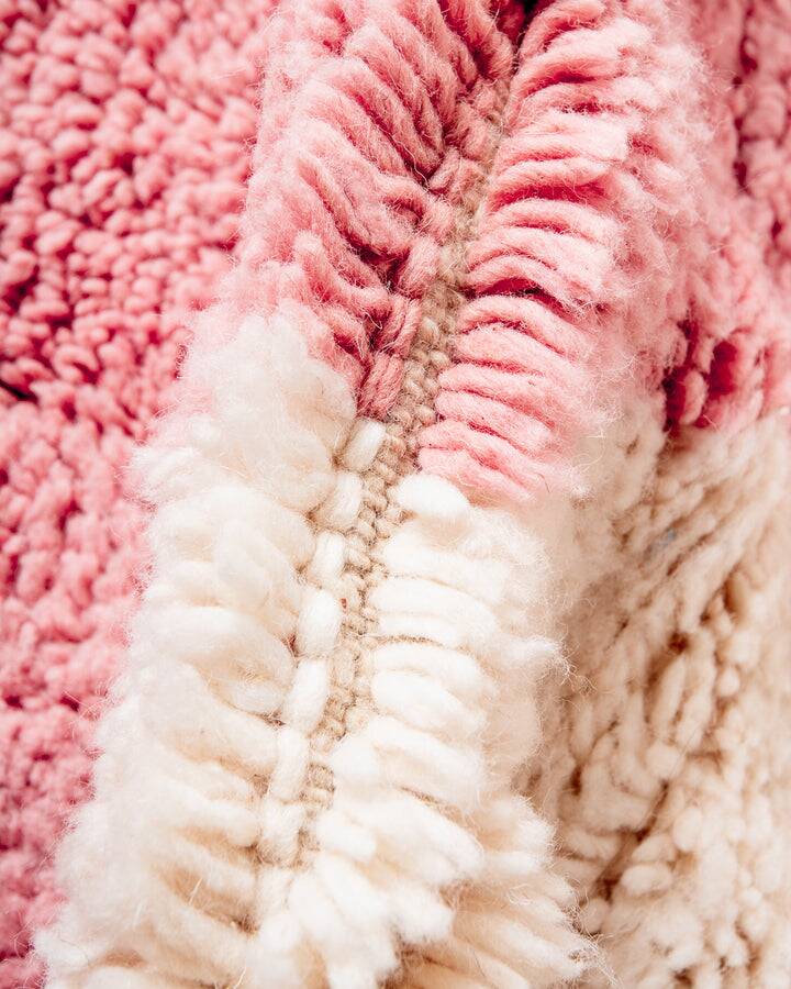 Tapis berbère traditionnel en laine rose fait main