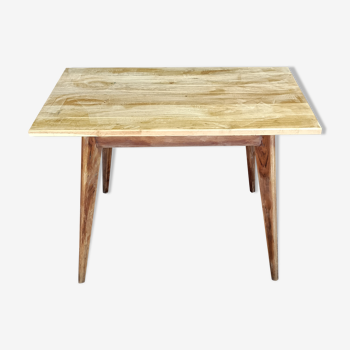 Table scandinave