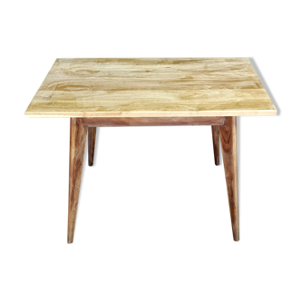 Table scandinave