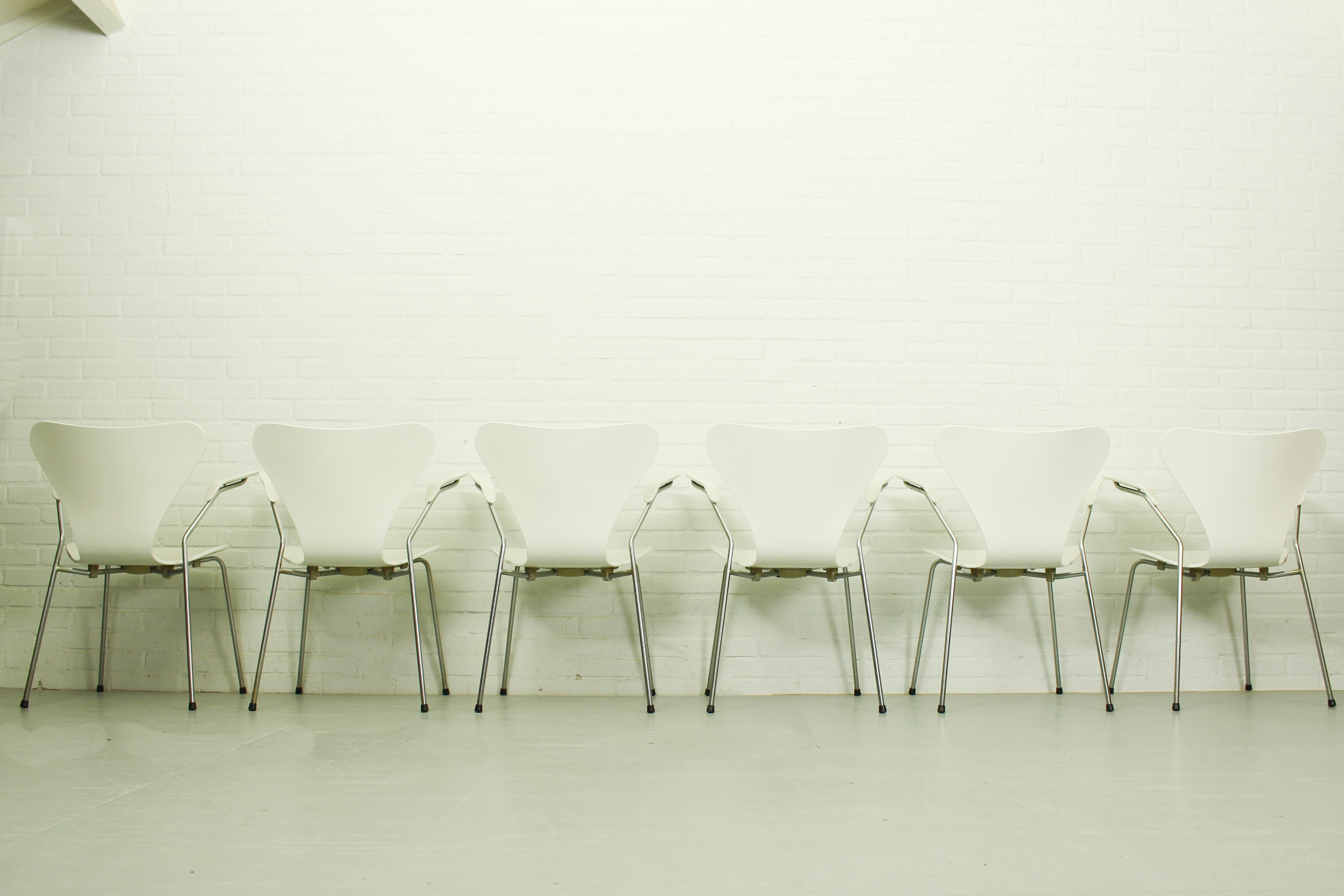 Set of 6 Arne Jacobsen 3207 Armchairs and Dining Table A826 by  Arne Jacobsen for Fritz Hansen