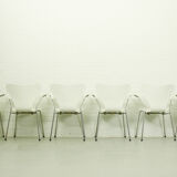 Set of 6 Arne Jacobsen 3207 Armchairs and Dining Table A826 by  Arne Jacobsen for Fritz Hansen