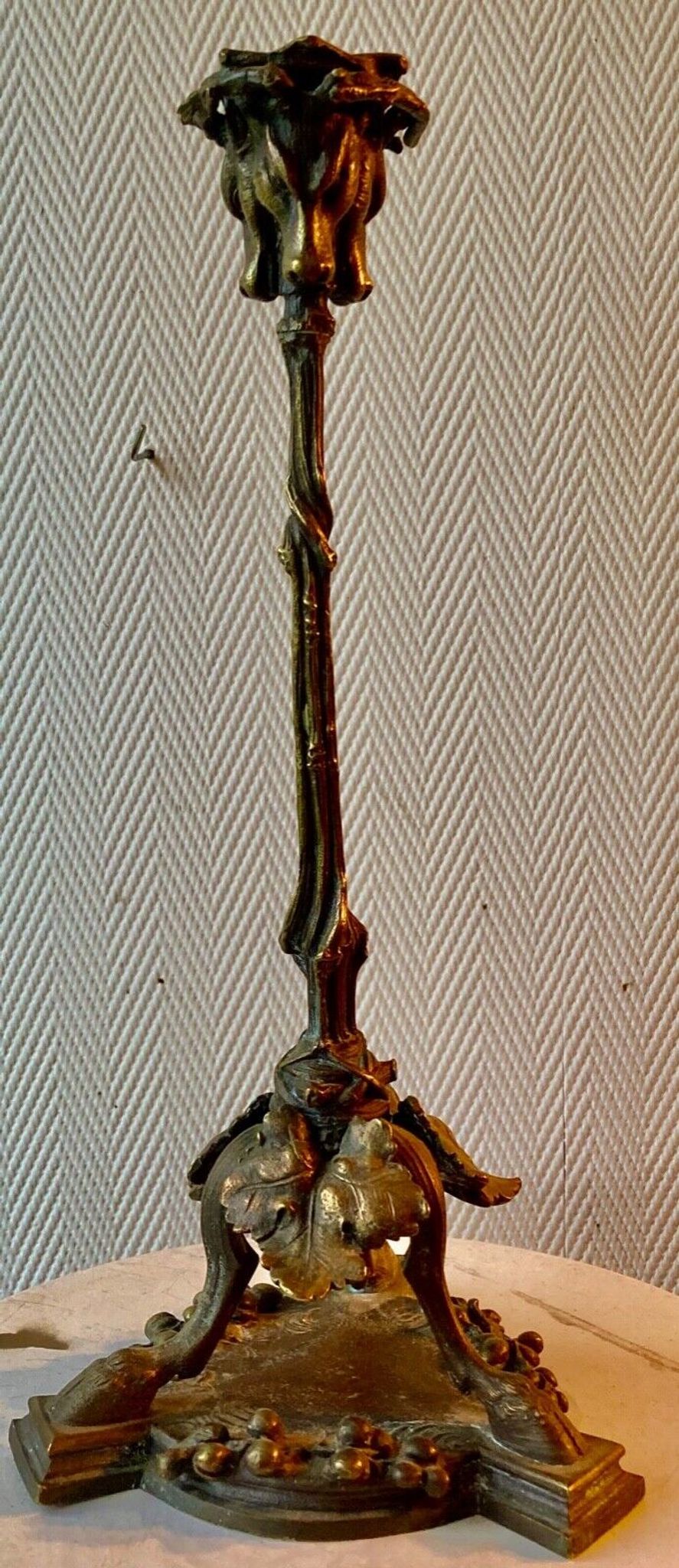 Bougeoir tripode en bronze " cerf " XIXe vennerie
