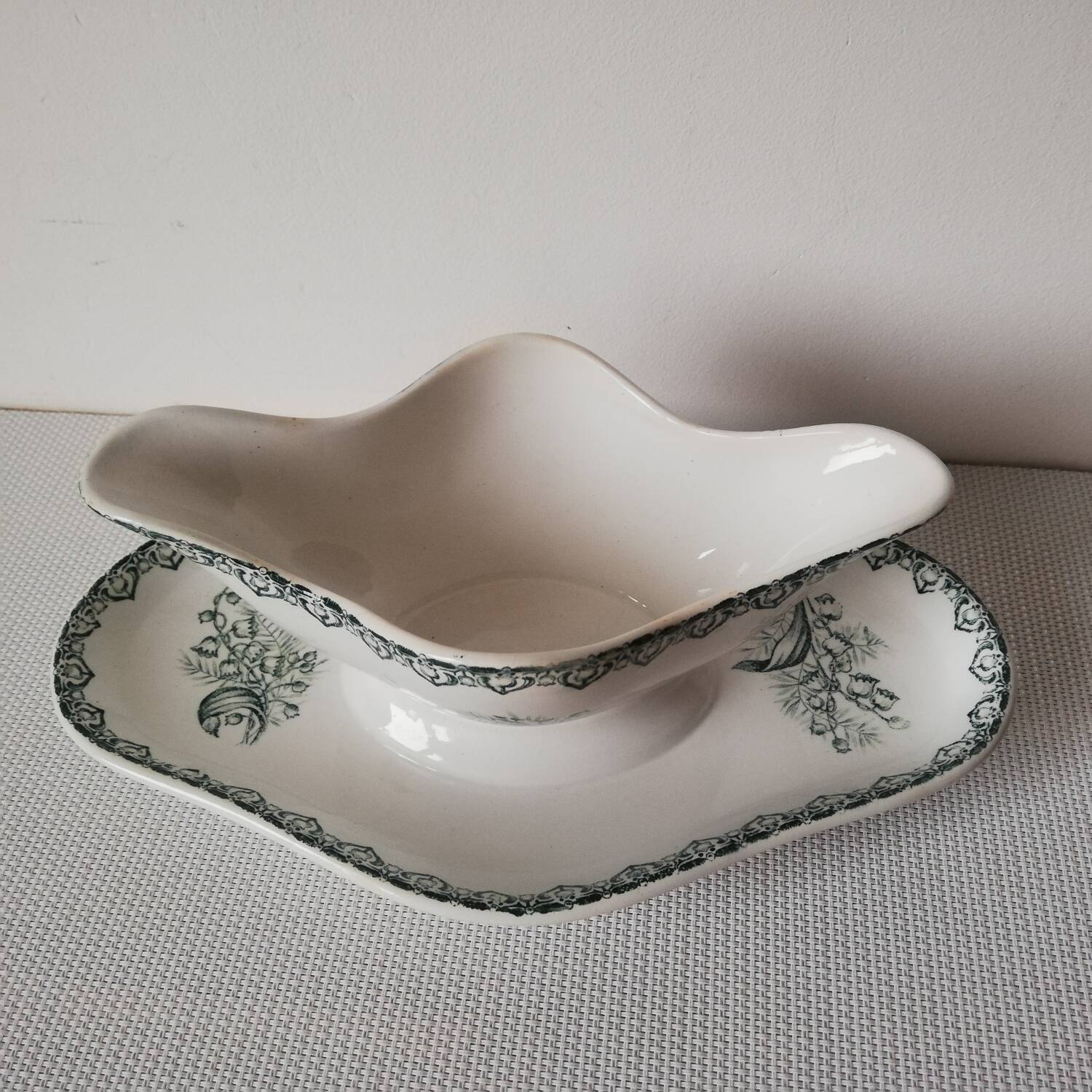 Gravy boat