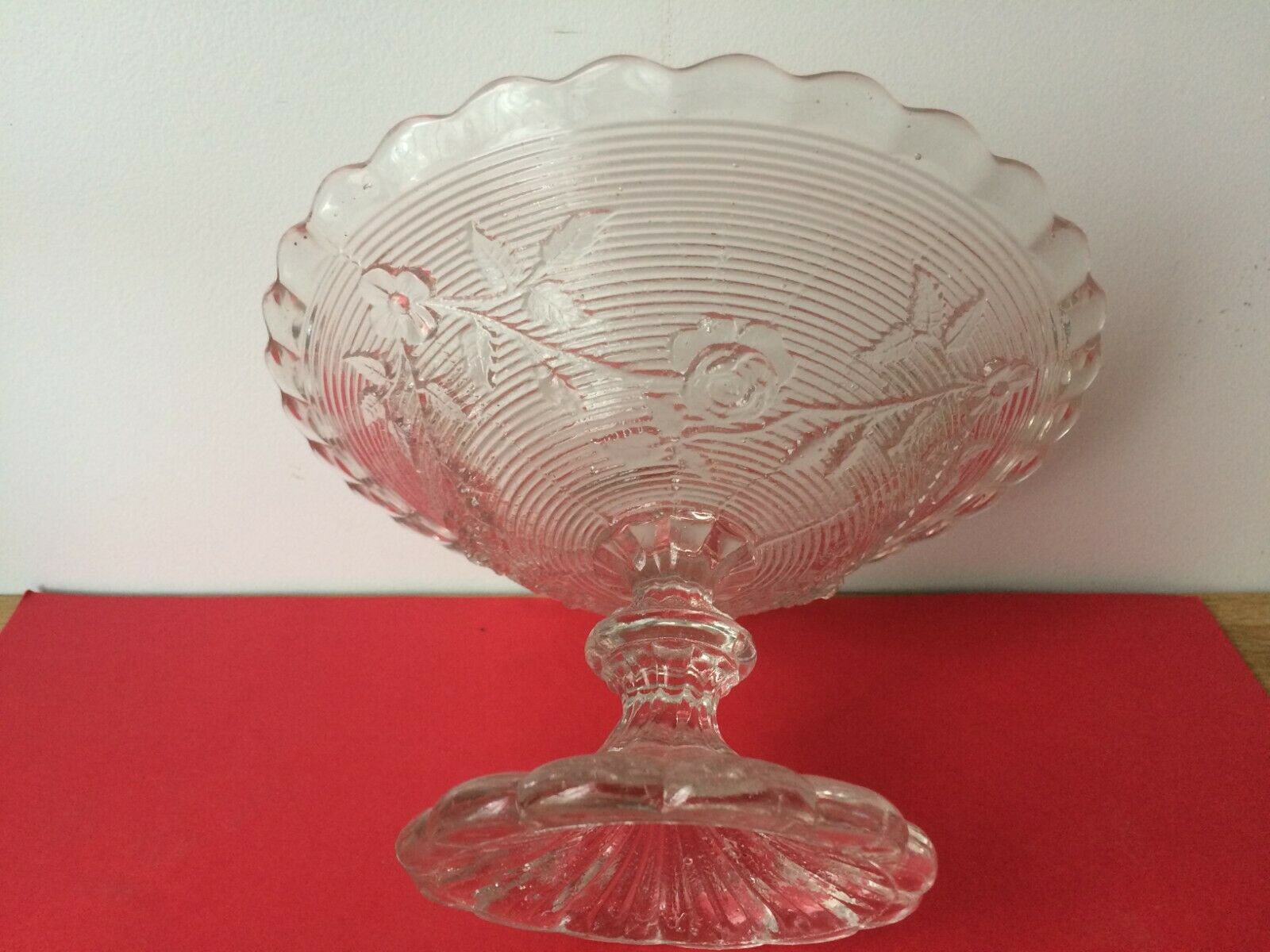 Cut on foot in molded glass