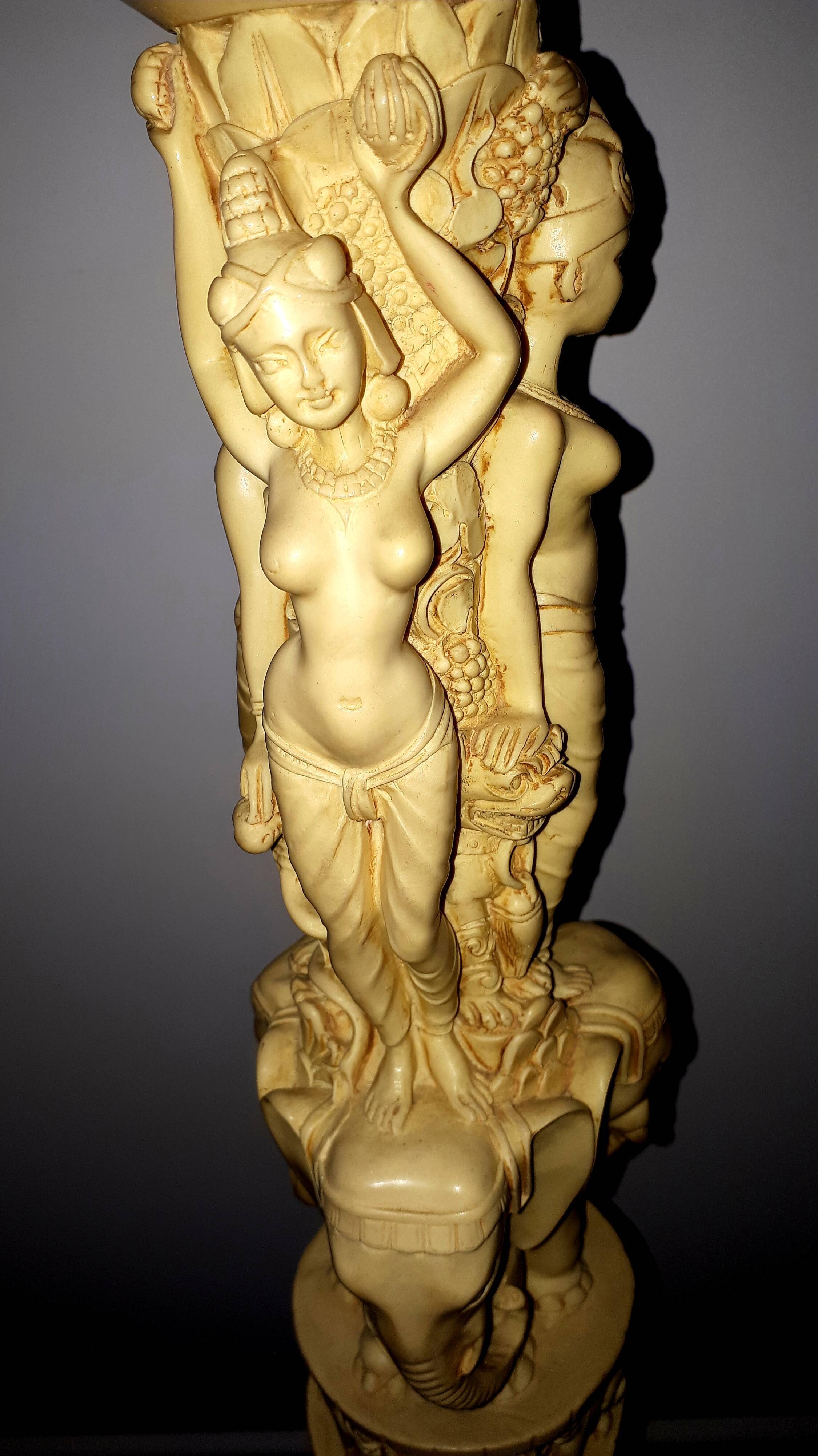 Selette Indochinese sculpted column