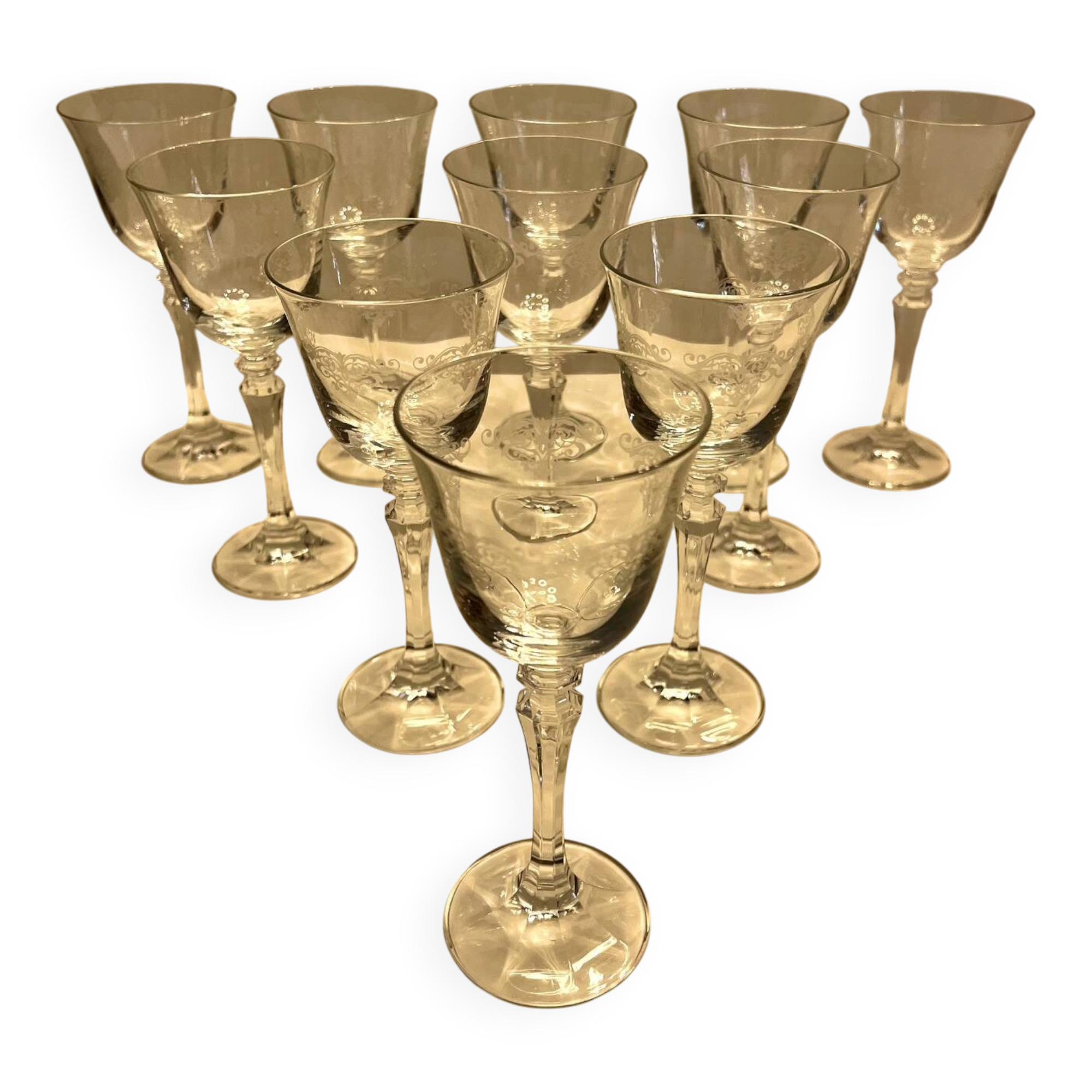 Lot de 11 anciens verres à eau en cristal gravé – Jambe facettée –