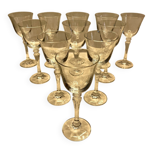Lot de 11 anciens verres à eau en cristal gravé – Jambe facettée –