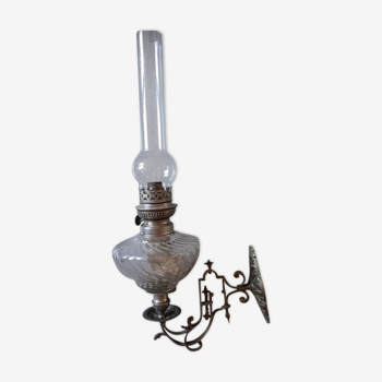 Lampe toupie à pétrole sur applique pour piano