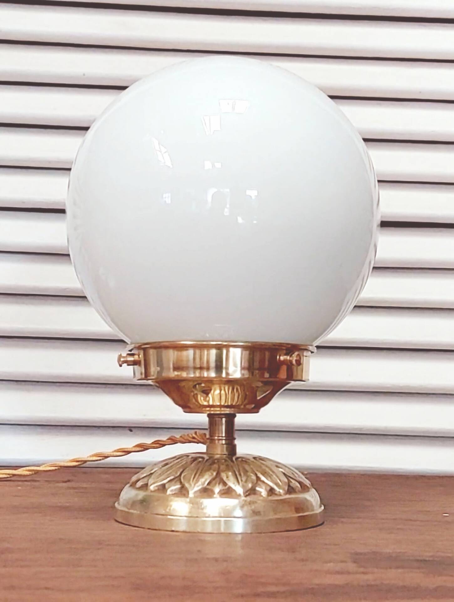 Lampe à poser globe opaline 