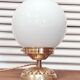 Lampe à poser globe opaline 