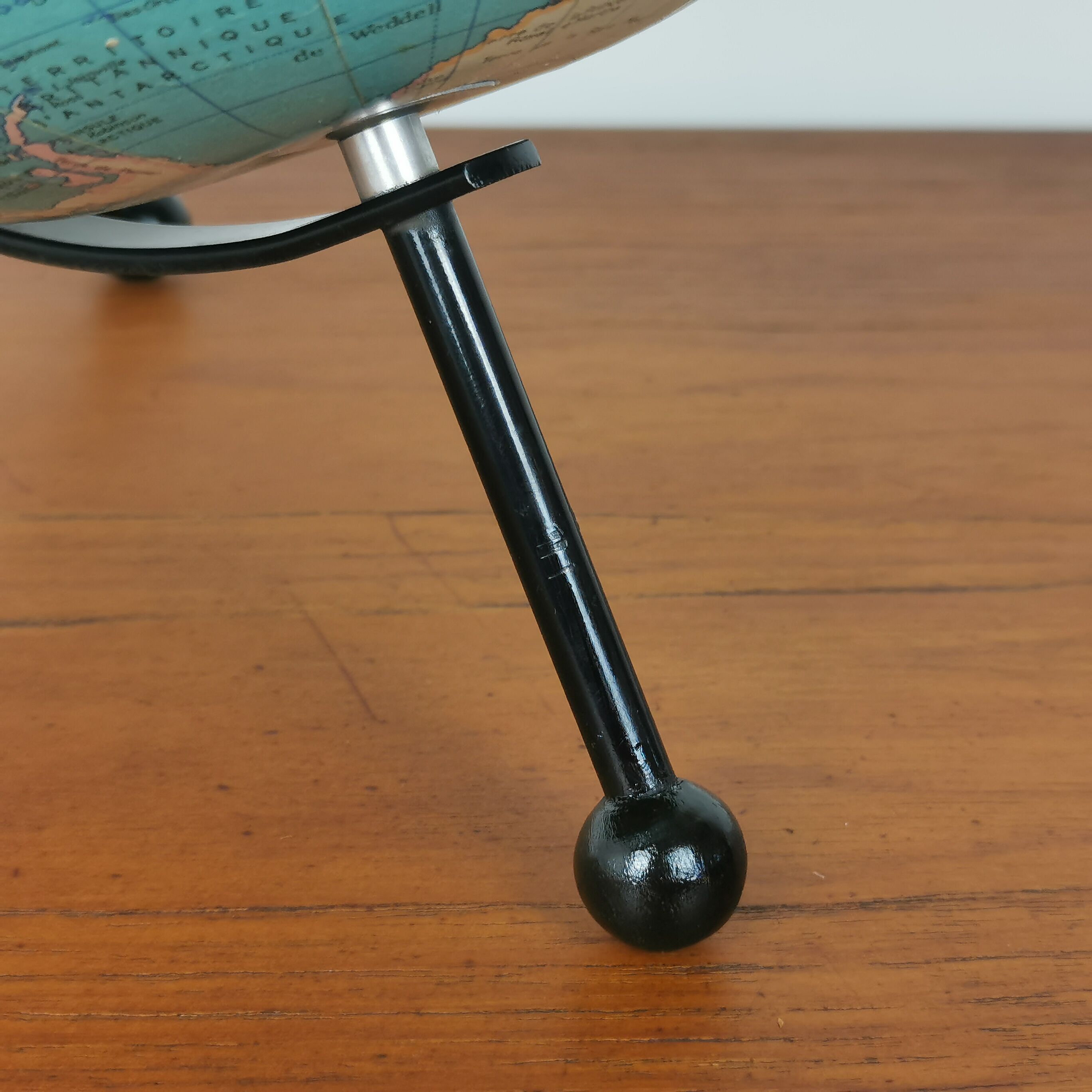 Tripod tarid globe