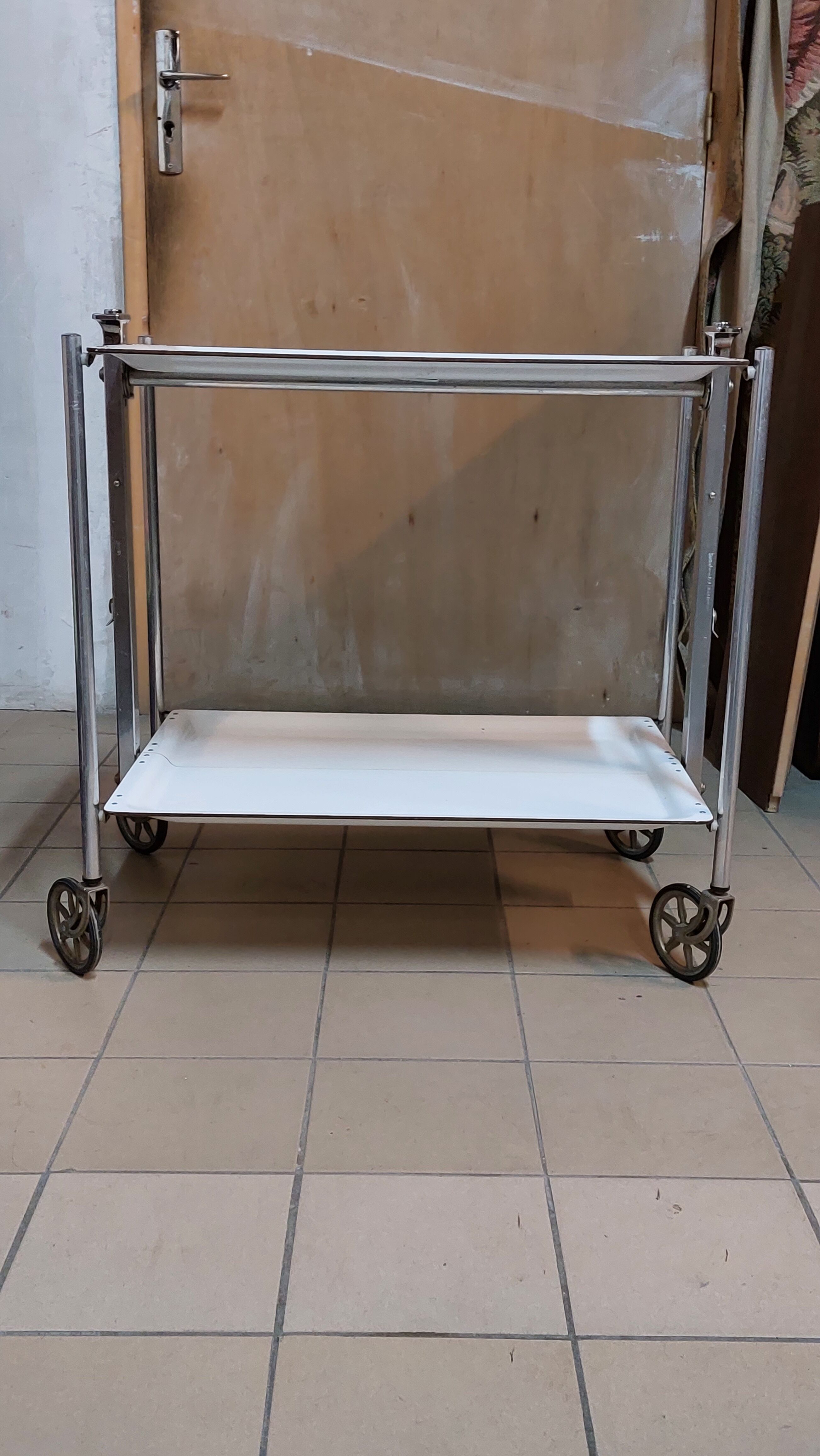Folding tray with vintage wheels Textable in white formica