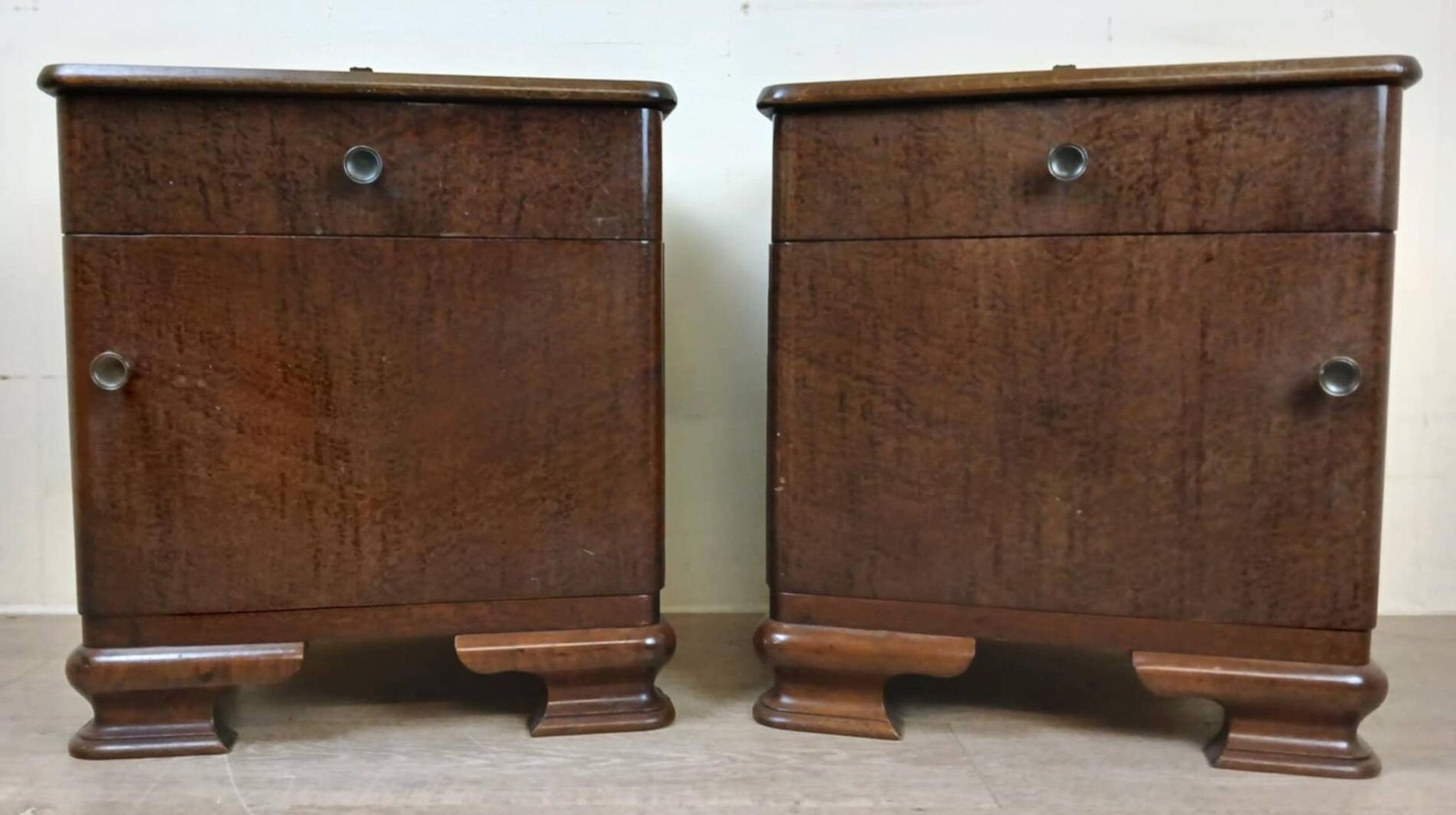 Pair of Art Deco period bedside tables or nightstands in burl circa 1930