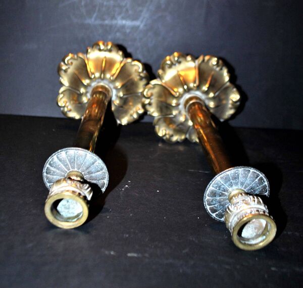Lot de 2 Bougeoirs flambeaux anciens en laiton doré décor classique