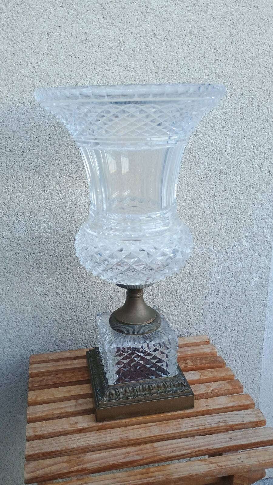 Imposing Médicis vase in cut crystal on a pedestal, created by Vaudeville at Baccarat.