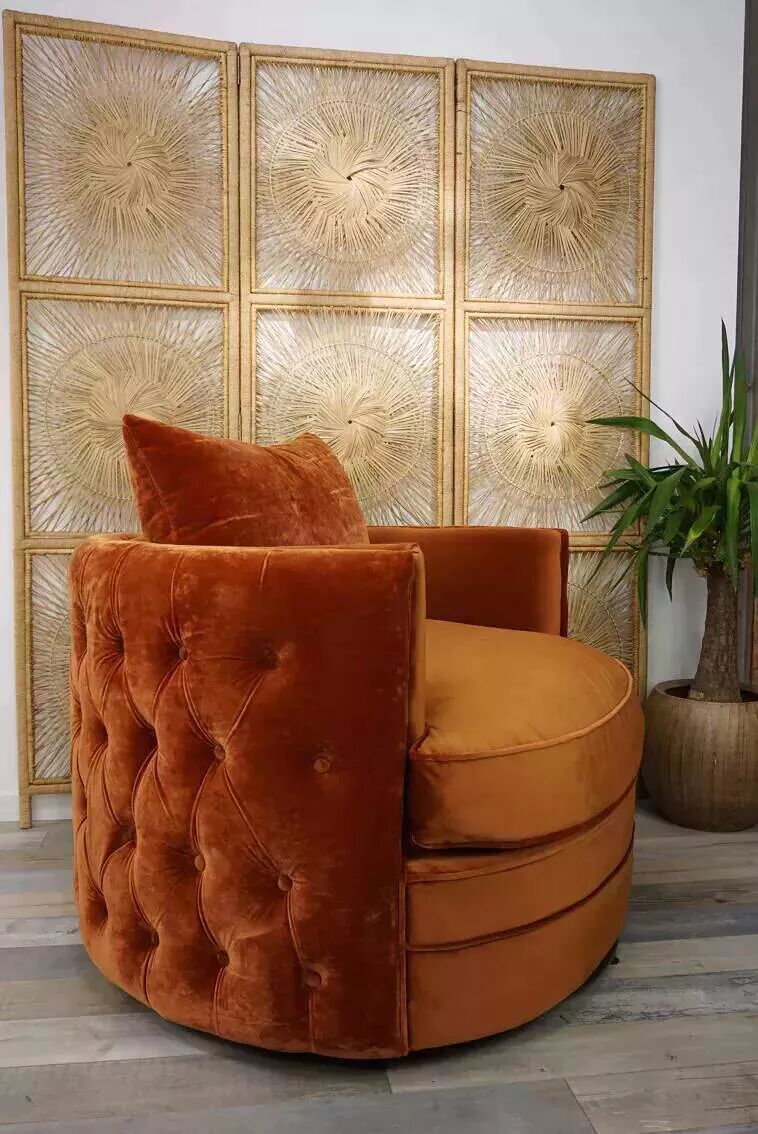 Fauteuil pivotant et capitonné en velours