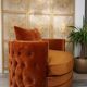 Fauteuil pivotant et capitonné en velours