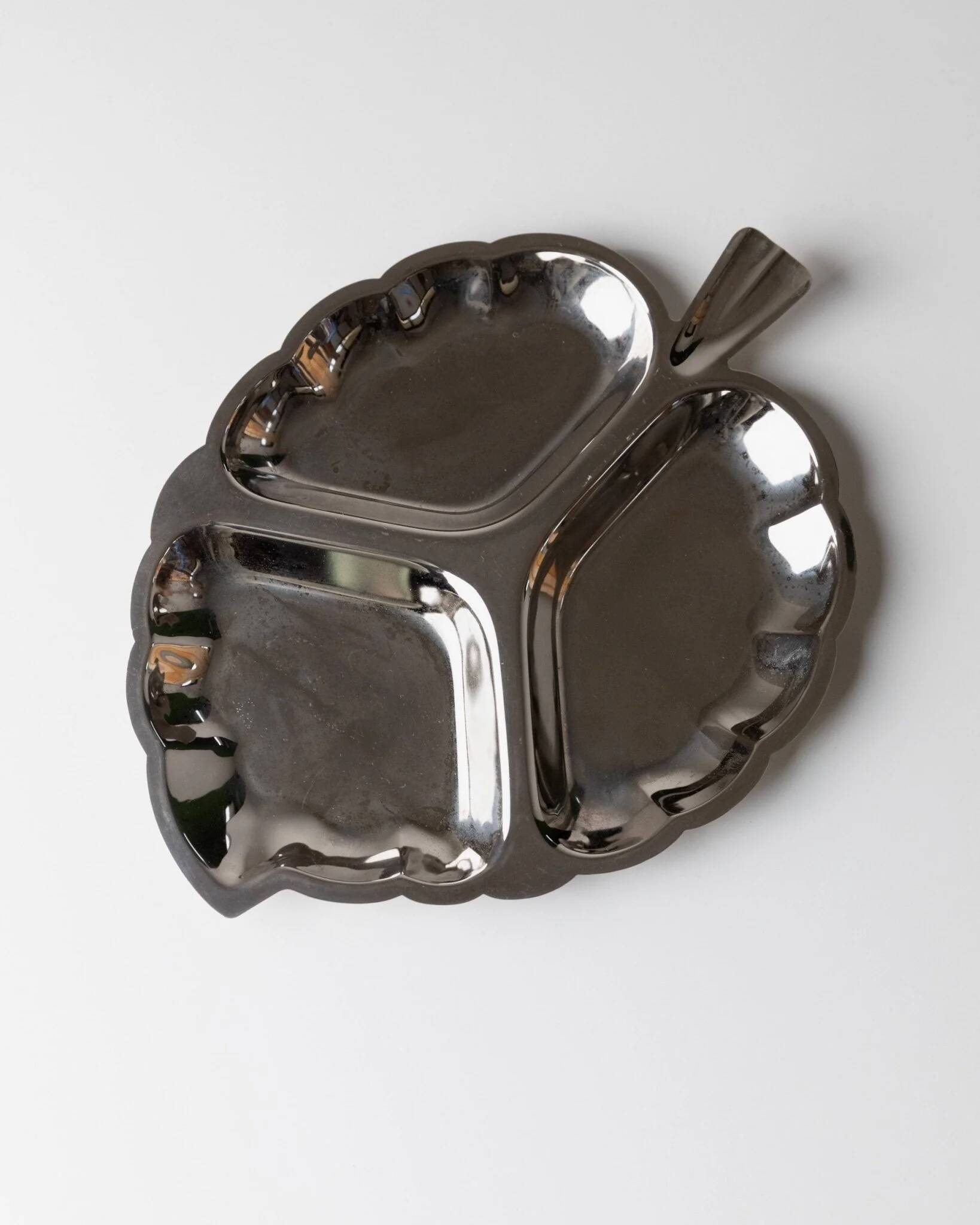 Silver-plated metal leaf-shaped tray with three compartments, Hollywood Regency Italian 1970s, elegant serving platter