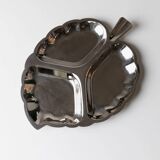 Silver-plated metal leaf-shaped tray with three compartments, Hollywood Regency Italian 1970s, elegant serving platter