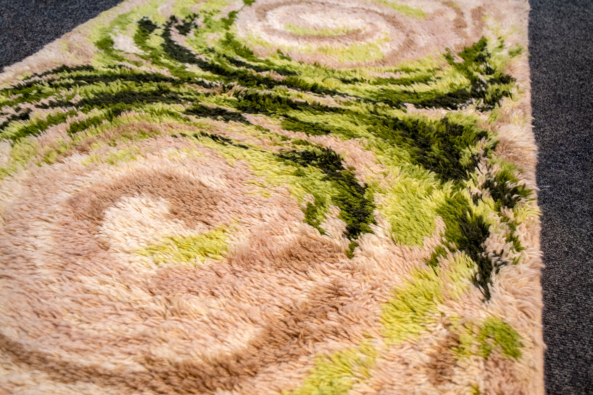 Carpet with psychedelic designs in wool Italy 70s 87x155cm