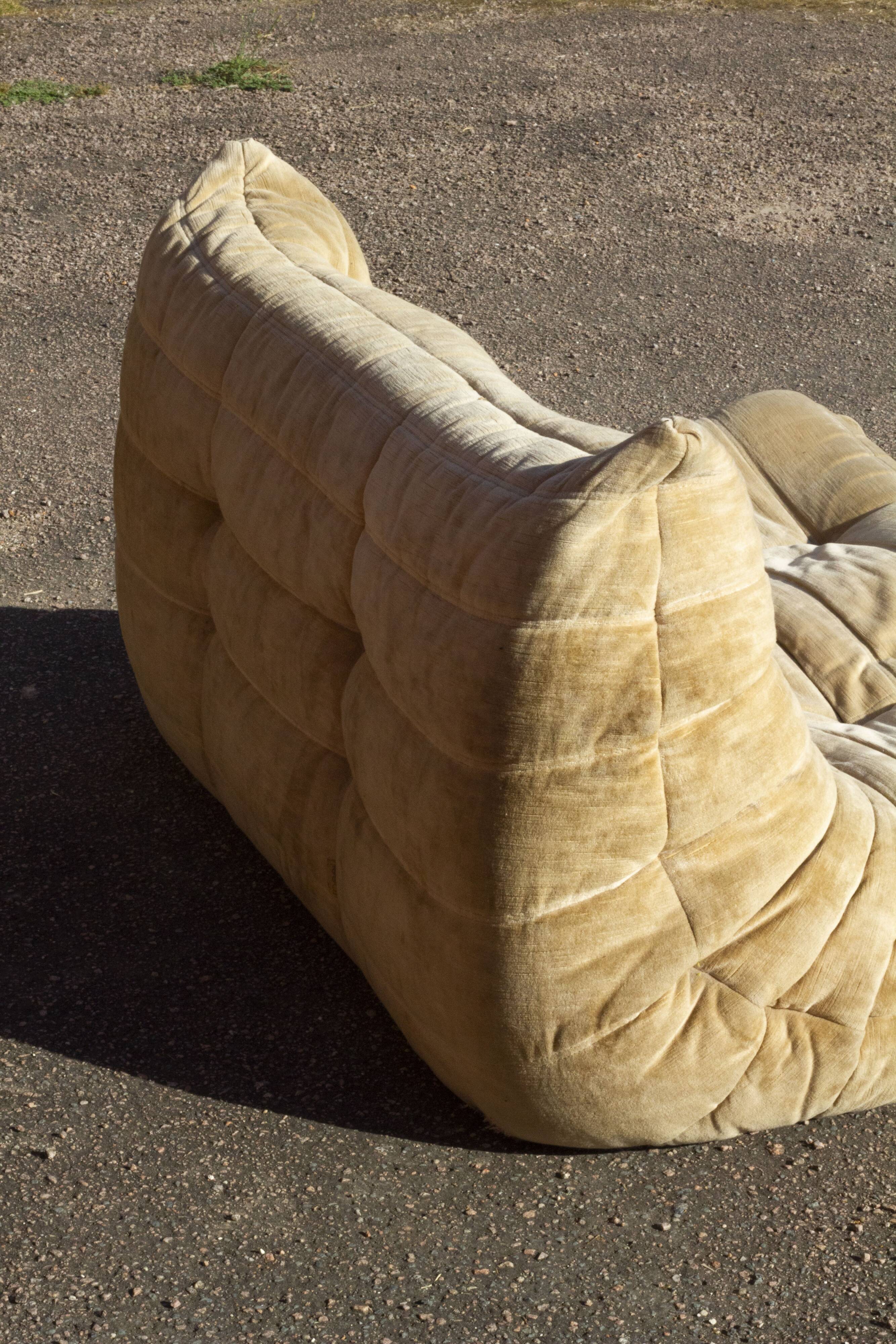 Canapé Togo 4 places en velours beige par Michel Ducaroy, Ligne Roset, 1973