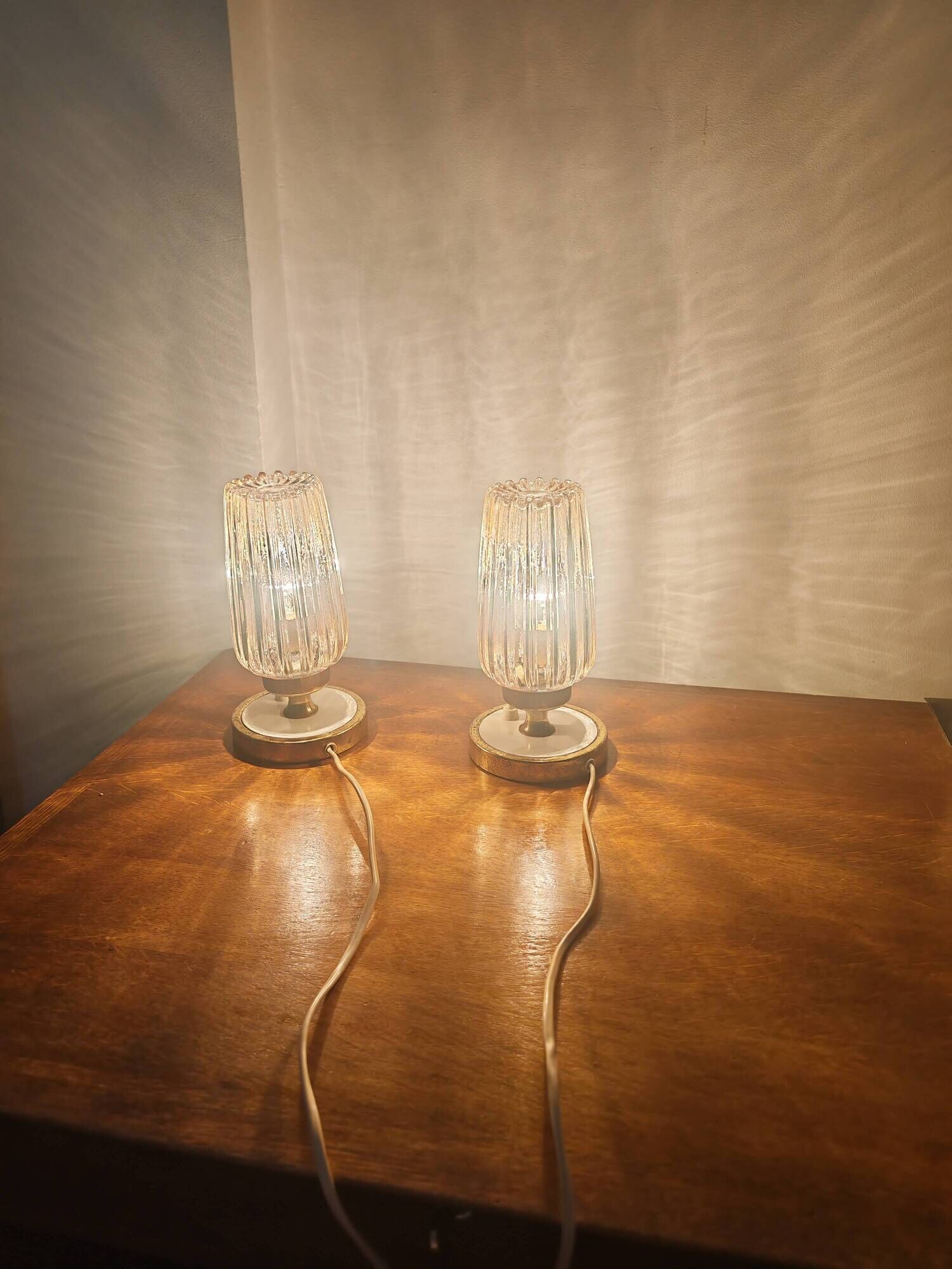 Pair of vintage 70s bedside lamps – Brushed brass, enamel & ribbed glass