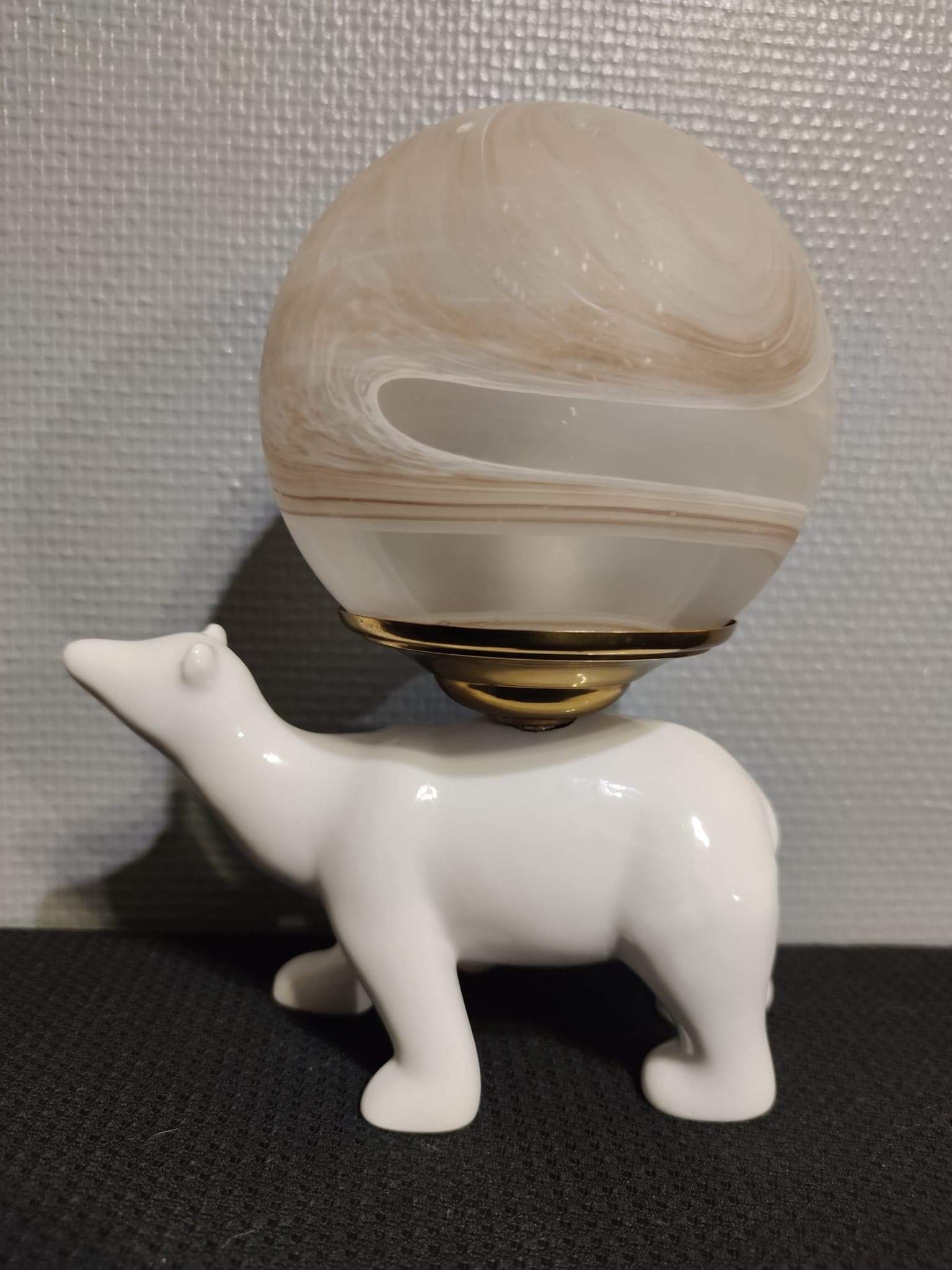 Lampe ours en céramique blanche et globe opaline