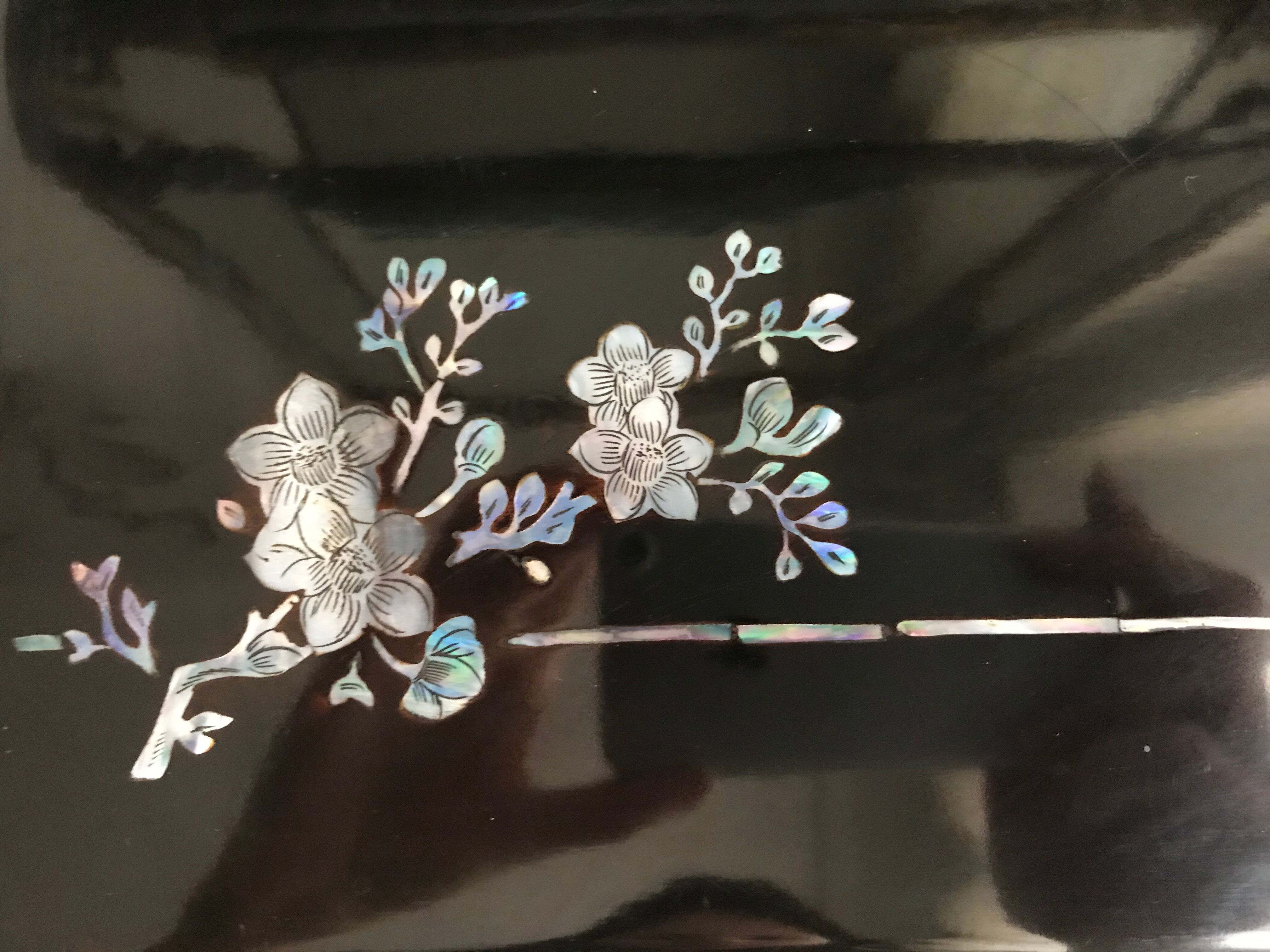 Large japanese laque box with mother-of-pearl marquetry