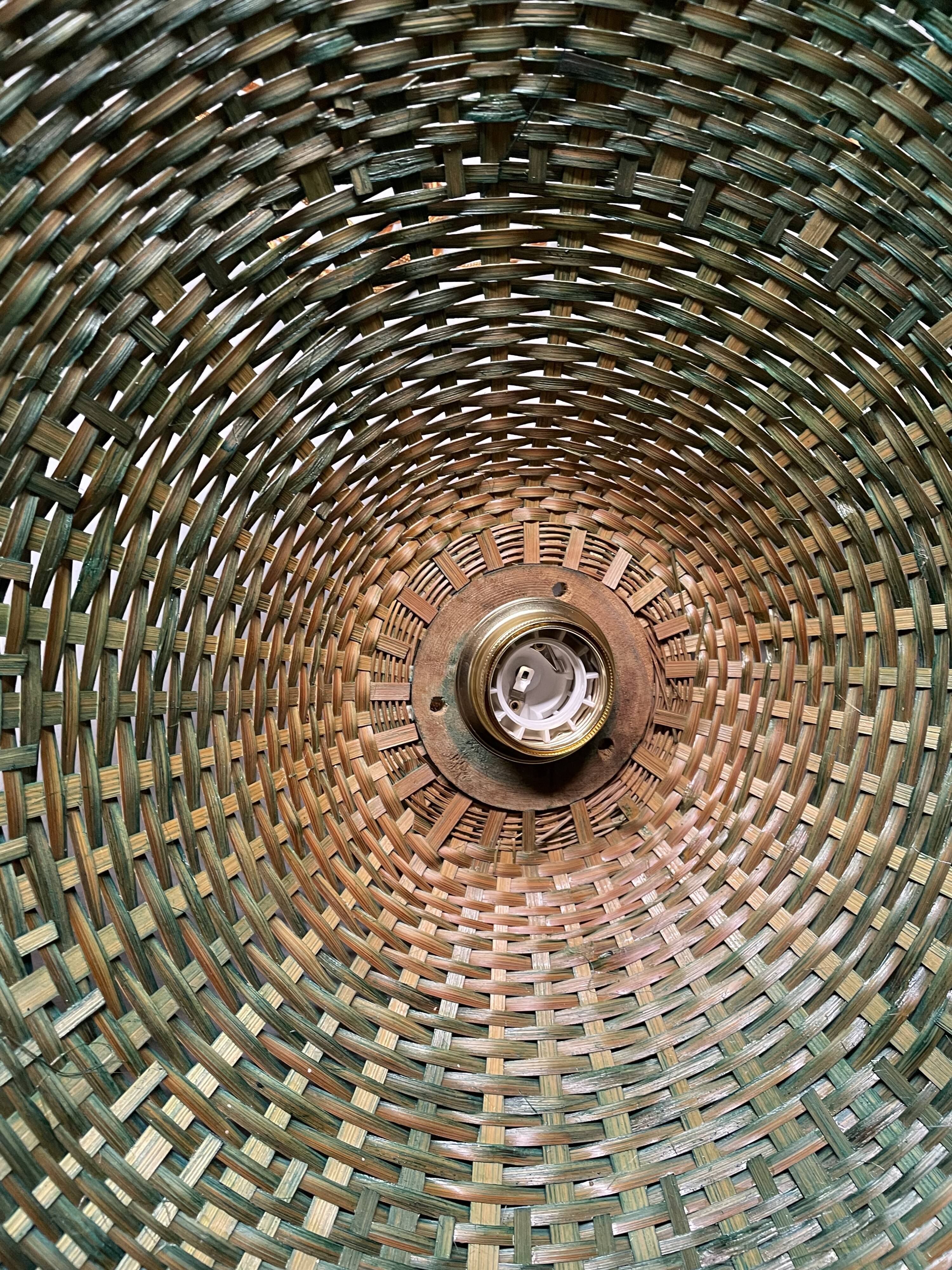 Suspension in green braided rattan