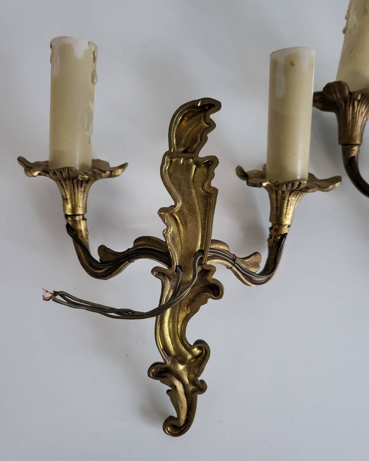 Ancienne paire d'appliques en métal doré style Louis XV - 2 lumières