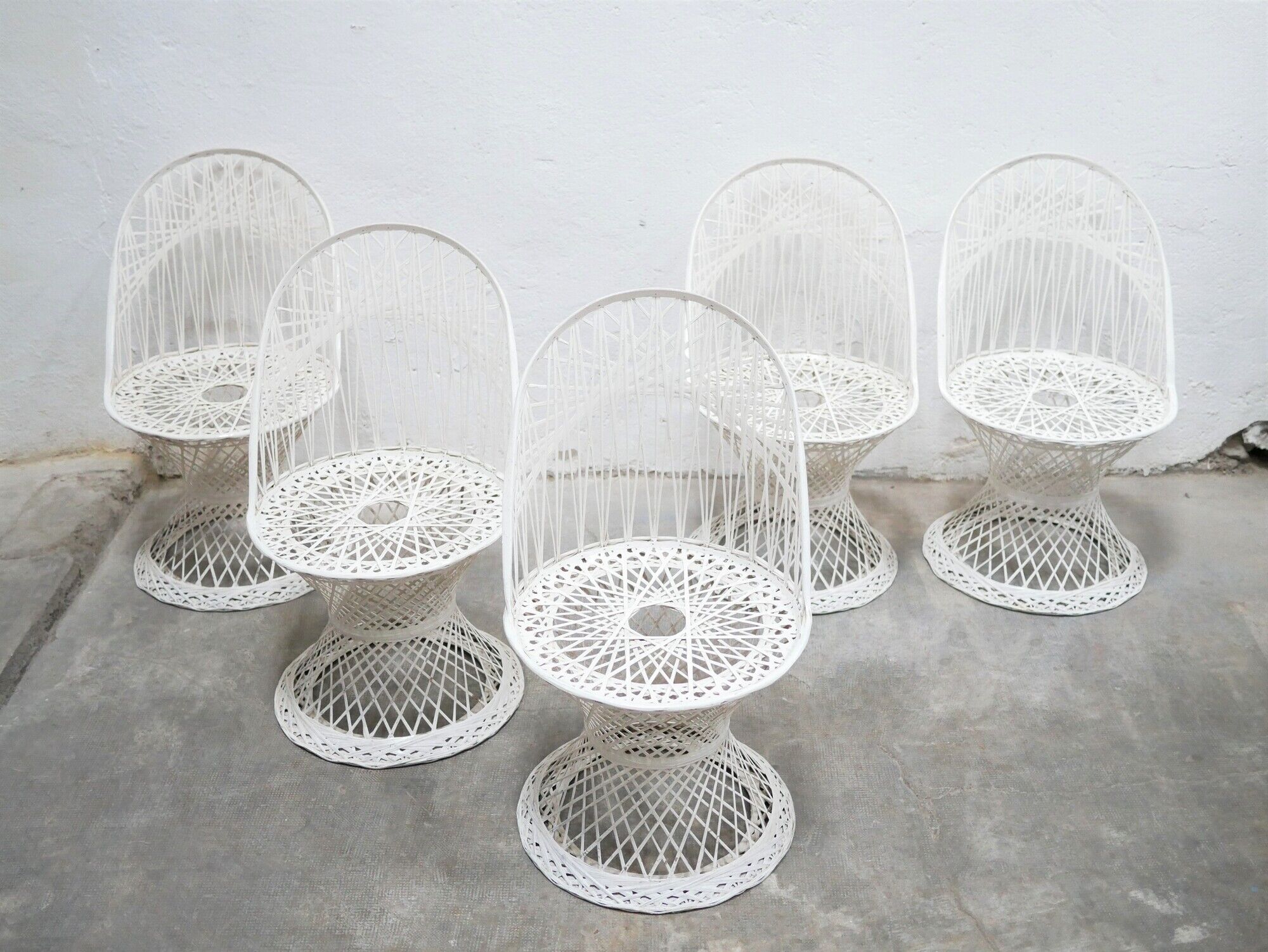 Garden table and 5 vintage fiberglass chairs by Russell Woodard
