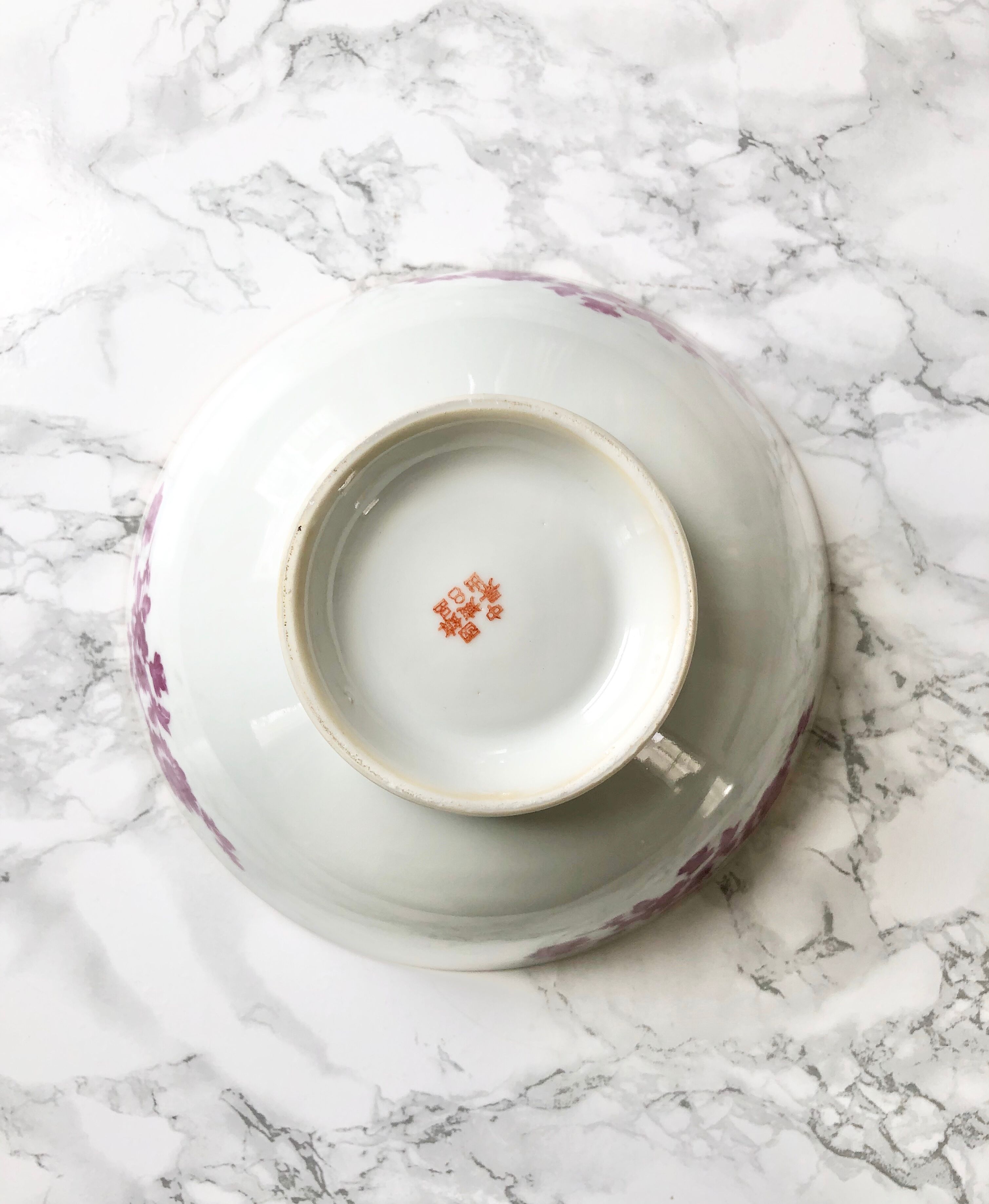 Set consisting of 5 bowls and a porcelain bowl decorated with pink flowers and golden fillet