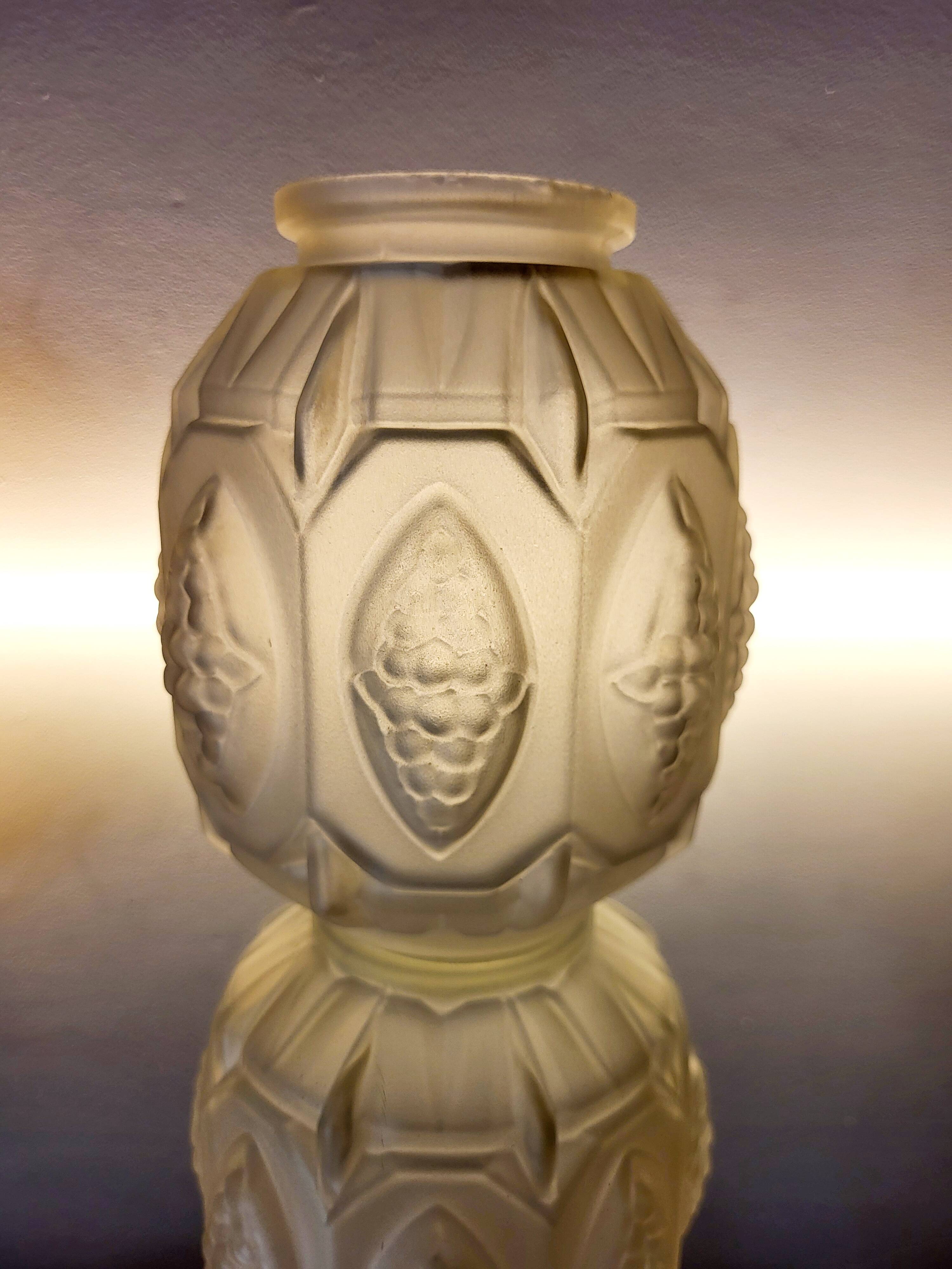 Vase Art déco en verre pressé dépoli avec décor floral, probablement des années 40