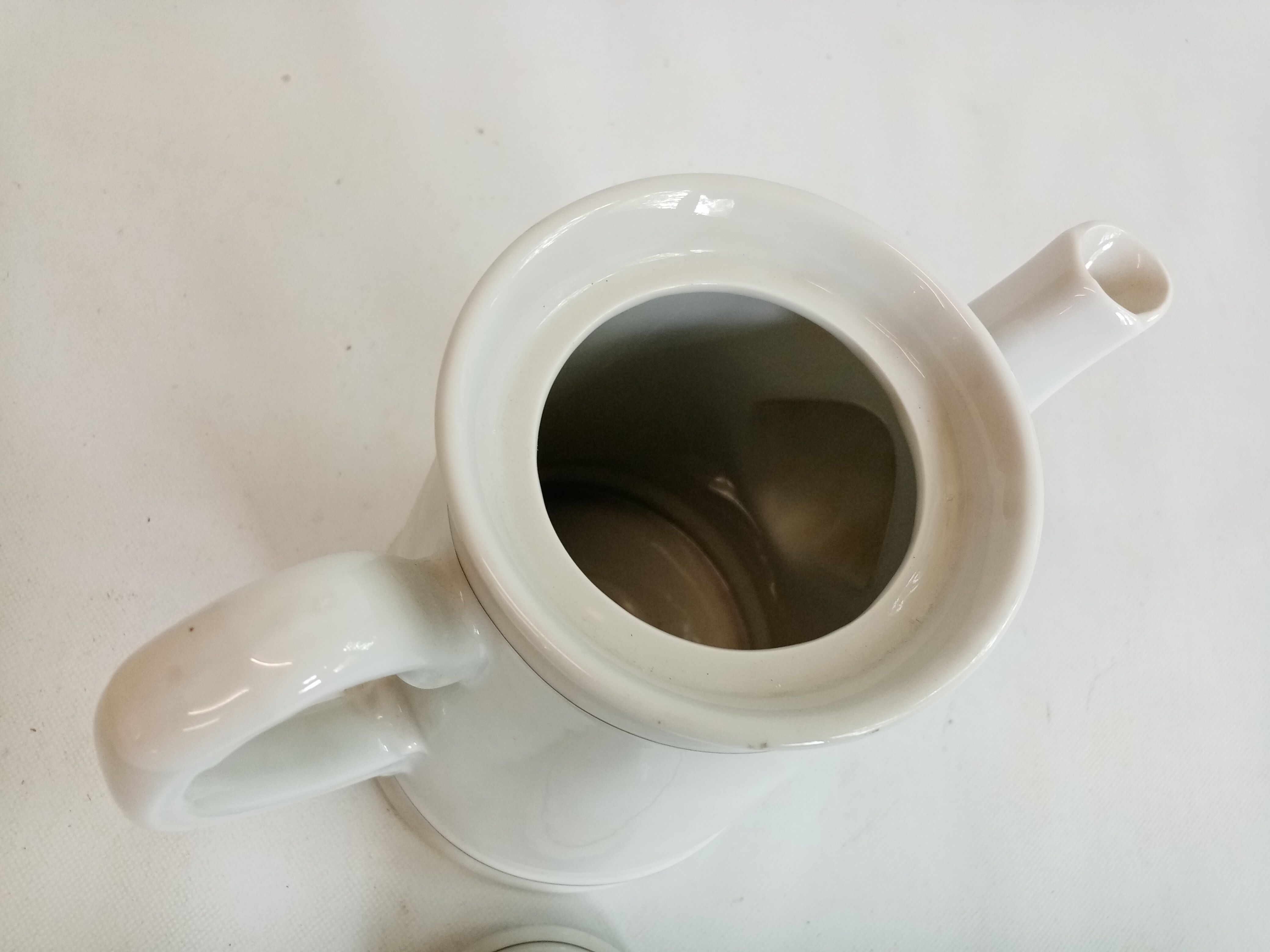 Bench coffee maker in fine porcelain gray border