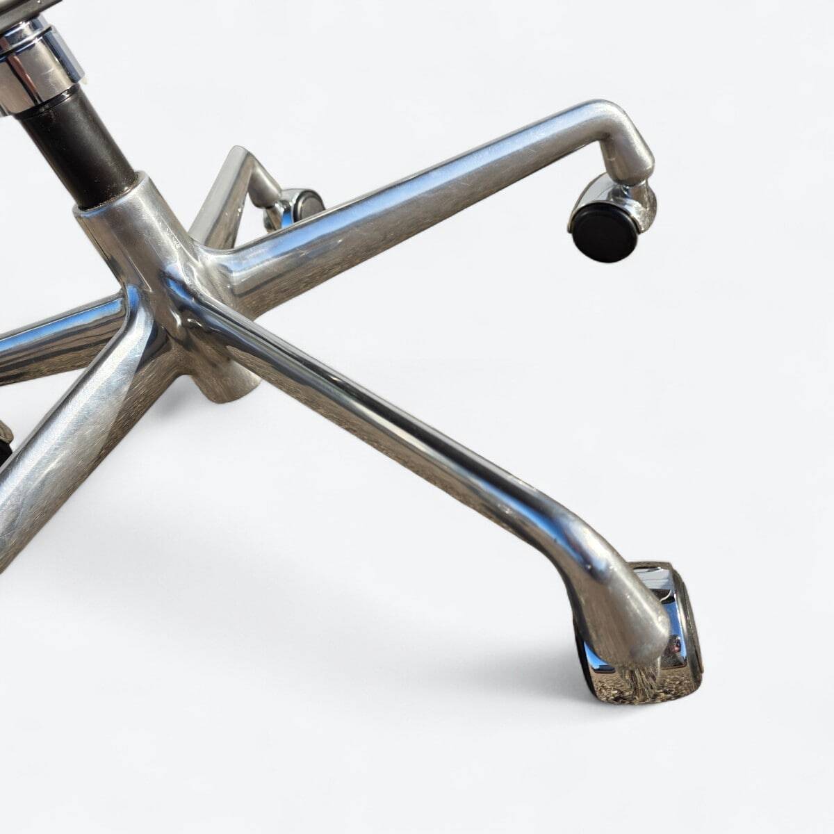 Light Grey Herman Miller Original Eames EA335 Desk Aluminium Chair