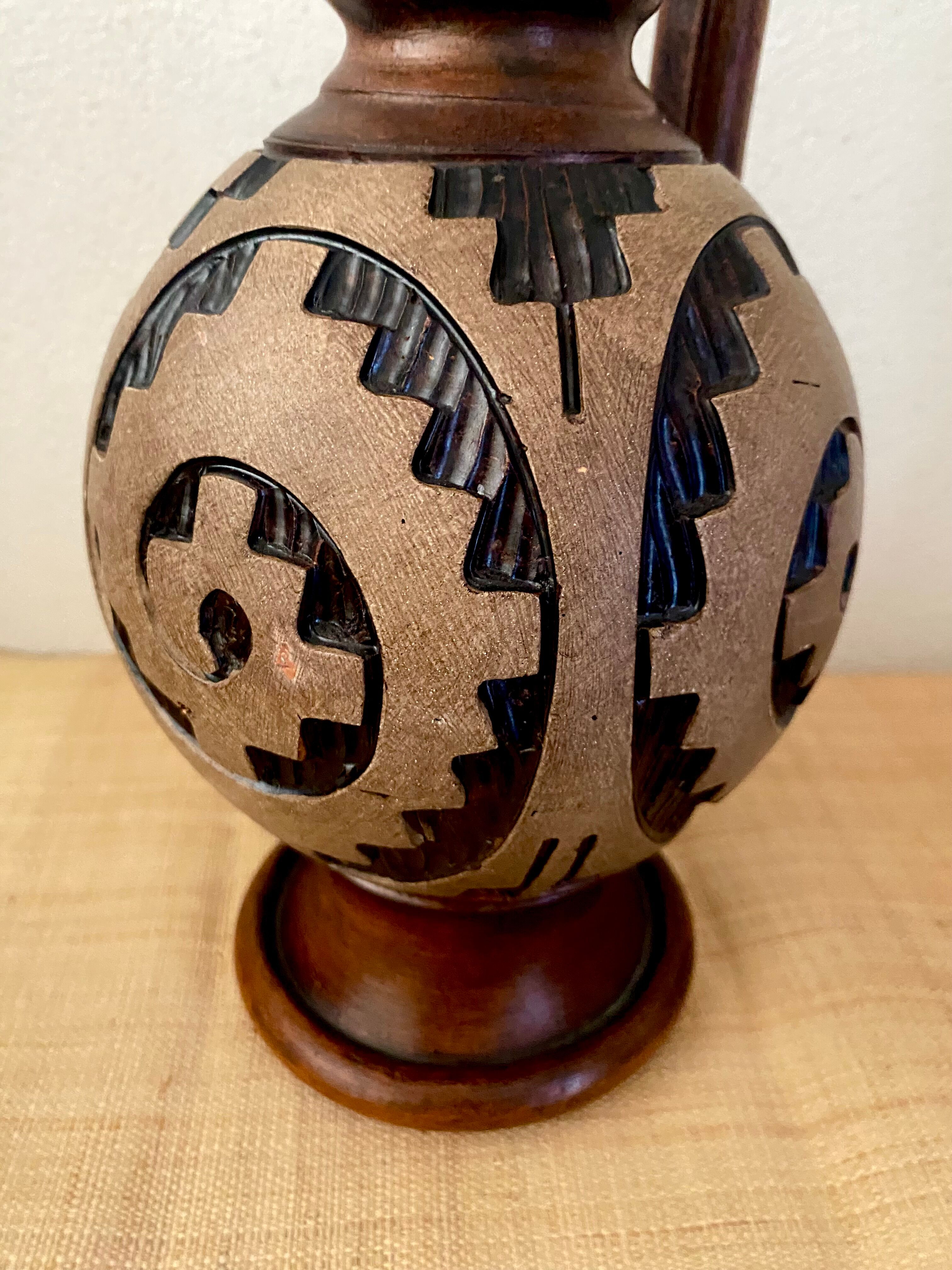 Pichet ibérique, terre cuite sculptée