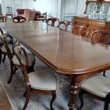 Superb Victorian mahogany extending table with 12 chairs – Late 19th century