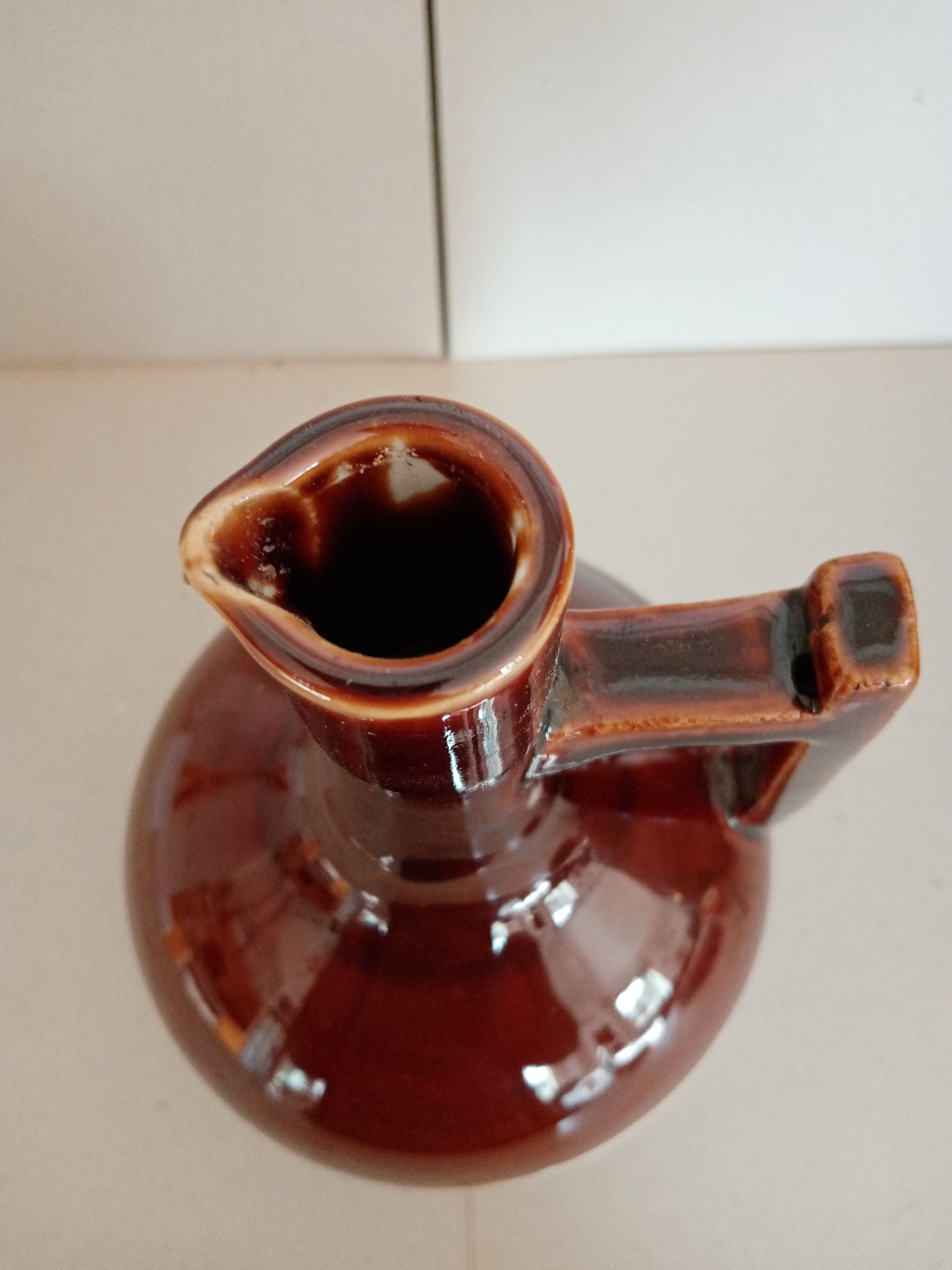 Enamelled pitcher with bicolor collar