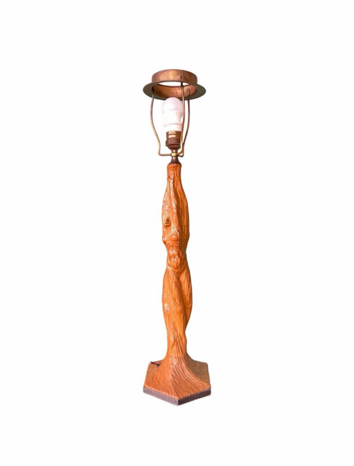 Pied de lampe de table en chêne sculpté frappante et grande (75 cm) attribuée à un sculpteur scandinave.
