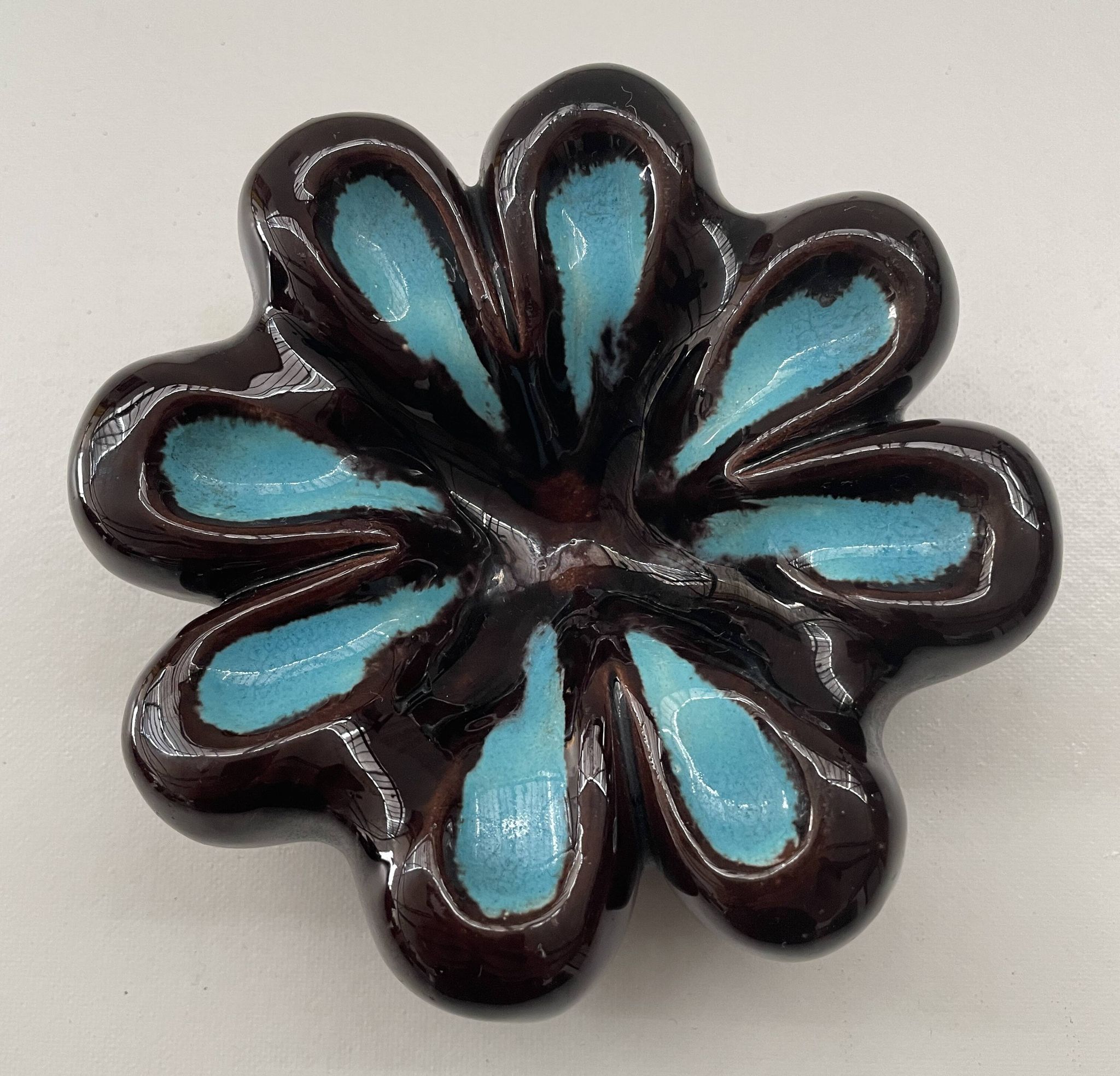 Ashtray or catch-all in ceramic from the 1950s, signed Dih-lem.