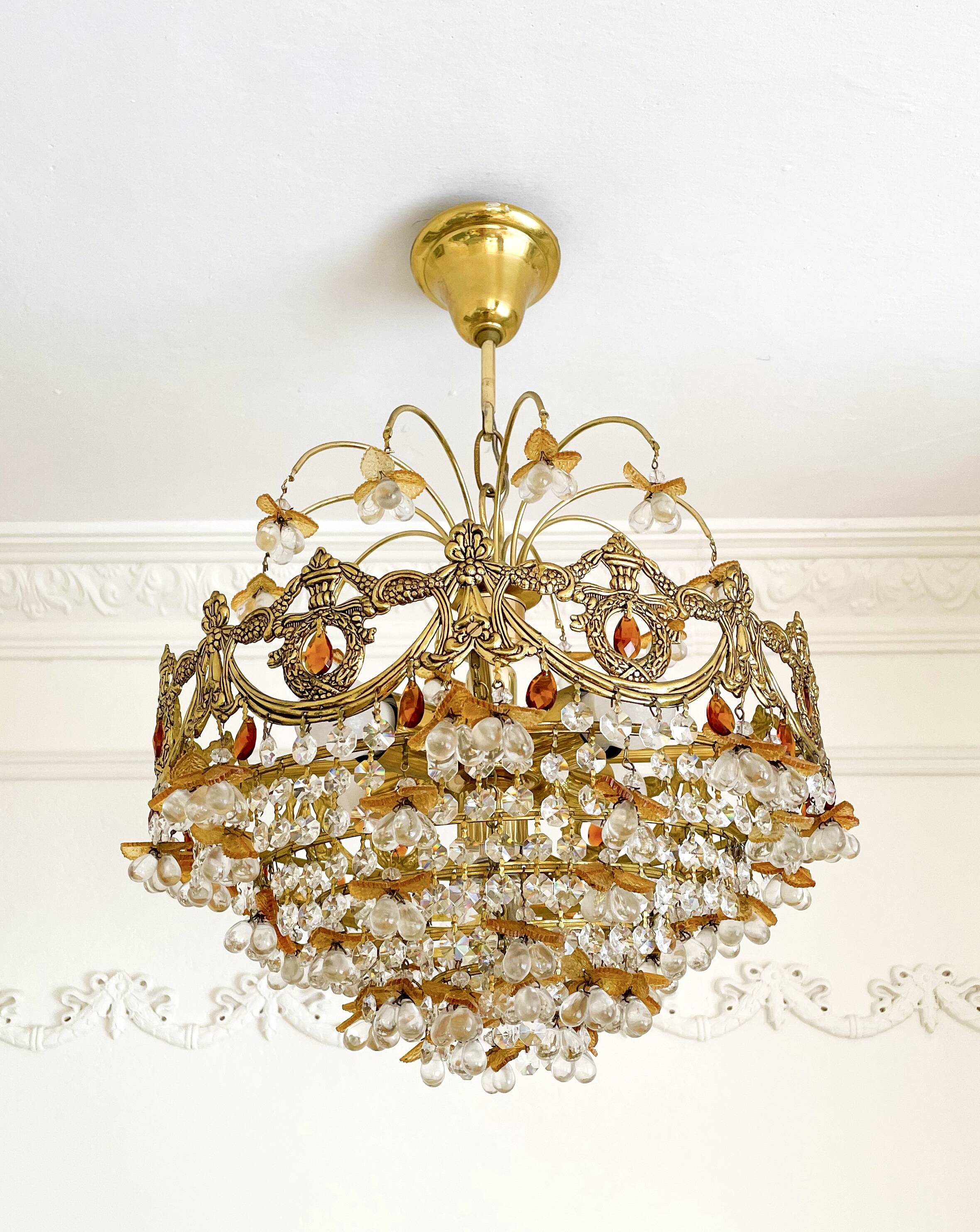 Exceptional vintage chandelier in Murano style crystal, orange, brass.
