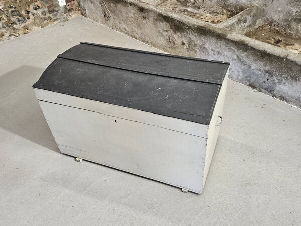 Grande malle bombée en bois