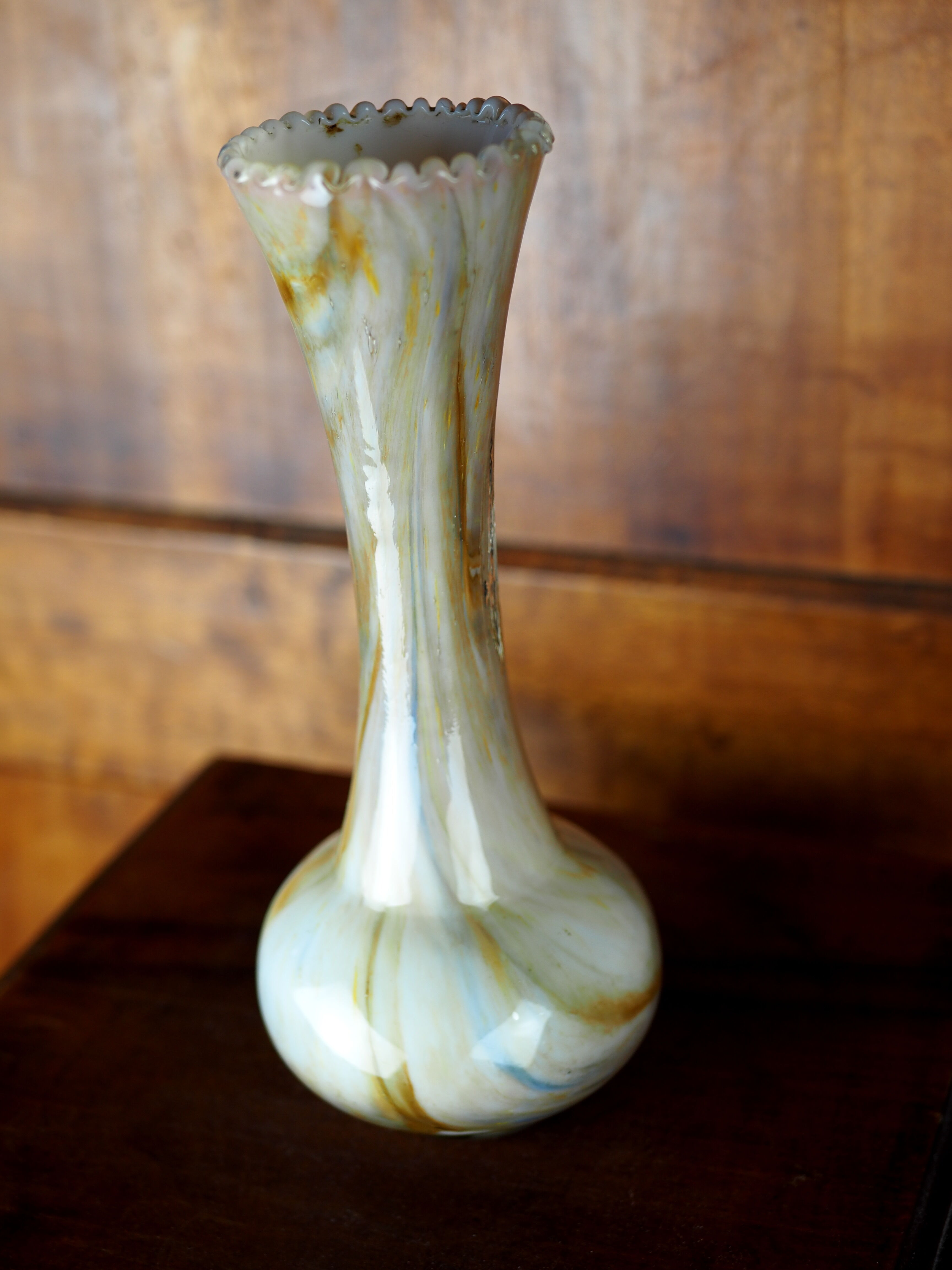 Blown glass vase with serrated neck, marbled white with gold inclusions - late nineteenth